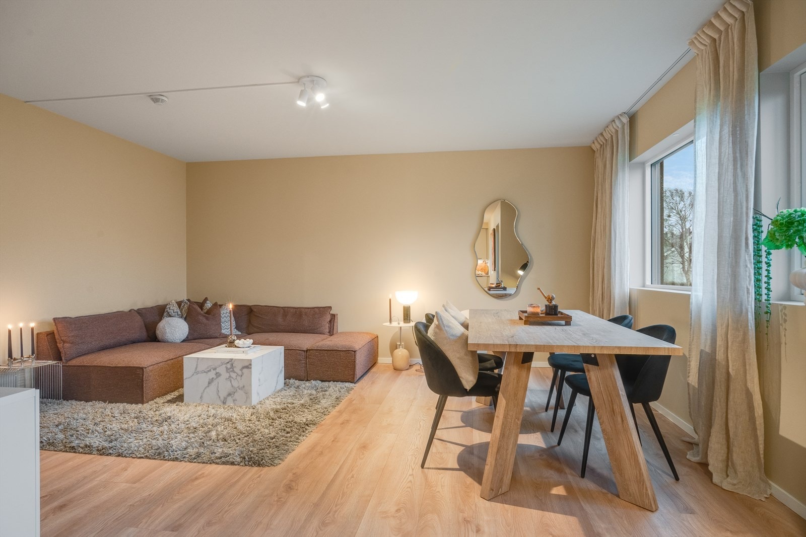 Lys og luftig stue med store vindusflater som gir rikelig med naturlig dagslys og skaper en behagelig atmosfære. Galleribilde