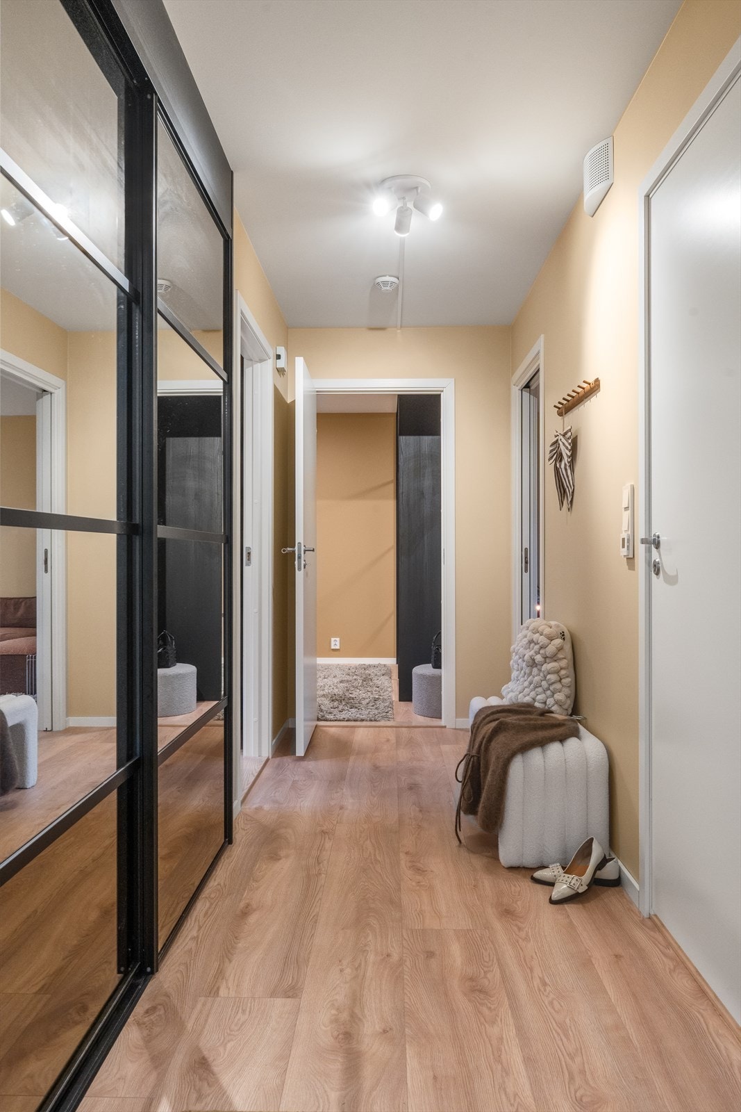 Lys og luftig gang med stor skyvedørsgarderobe som gir rikelig med oppbevaringsplass. Galleribilde