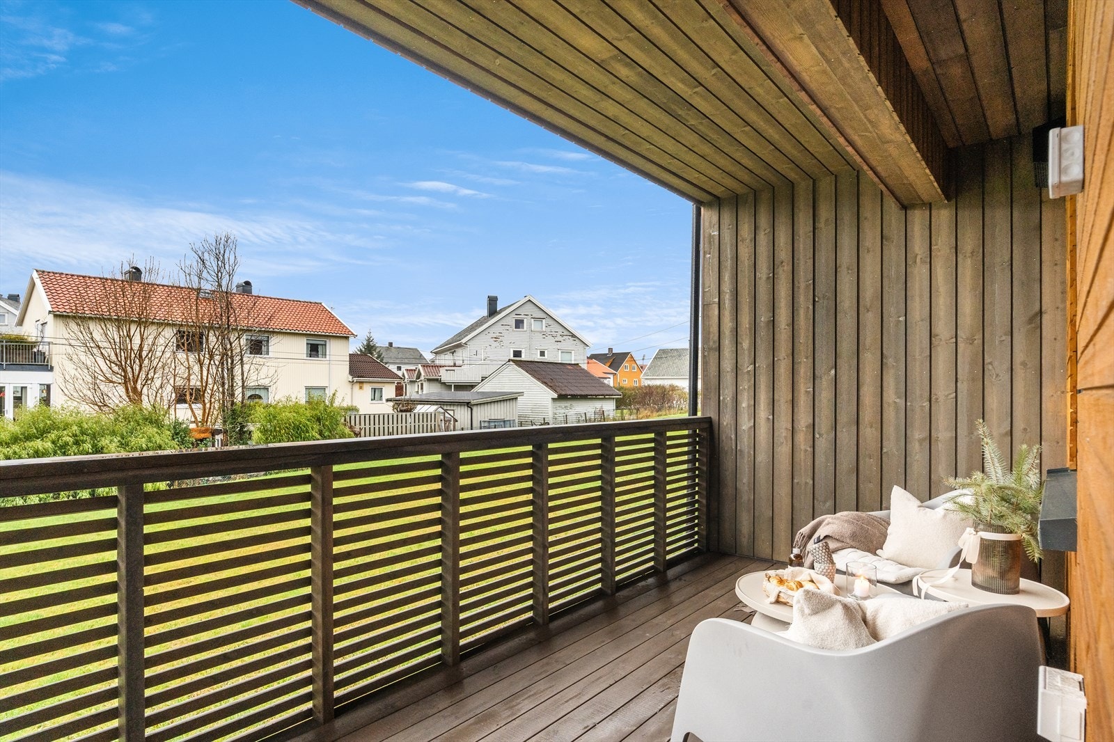 Terrassen ligger rolig og skjermet til, med hyggelig utsyn mot grøntarealer. Galleribilde