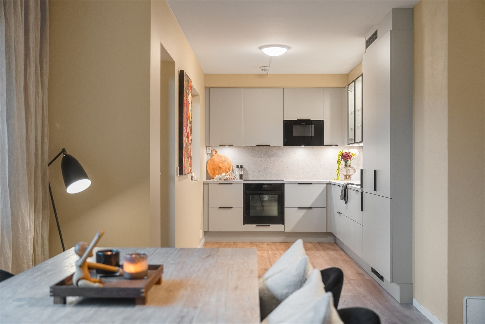 Lekkert kjøkken med stilrent design og glatte fronter. Galleribilde