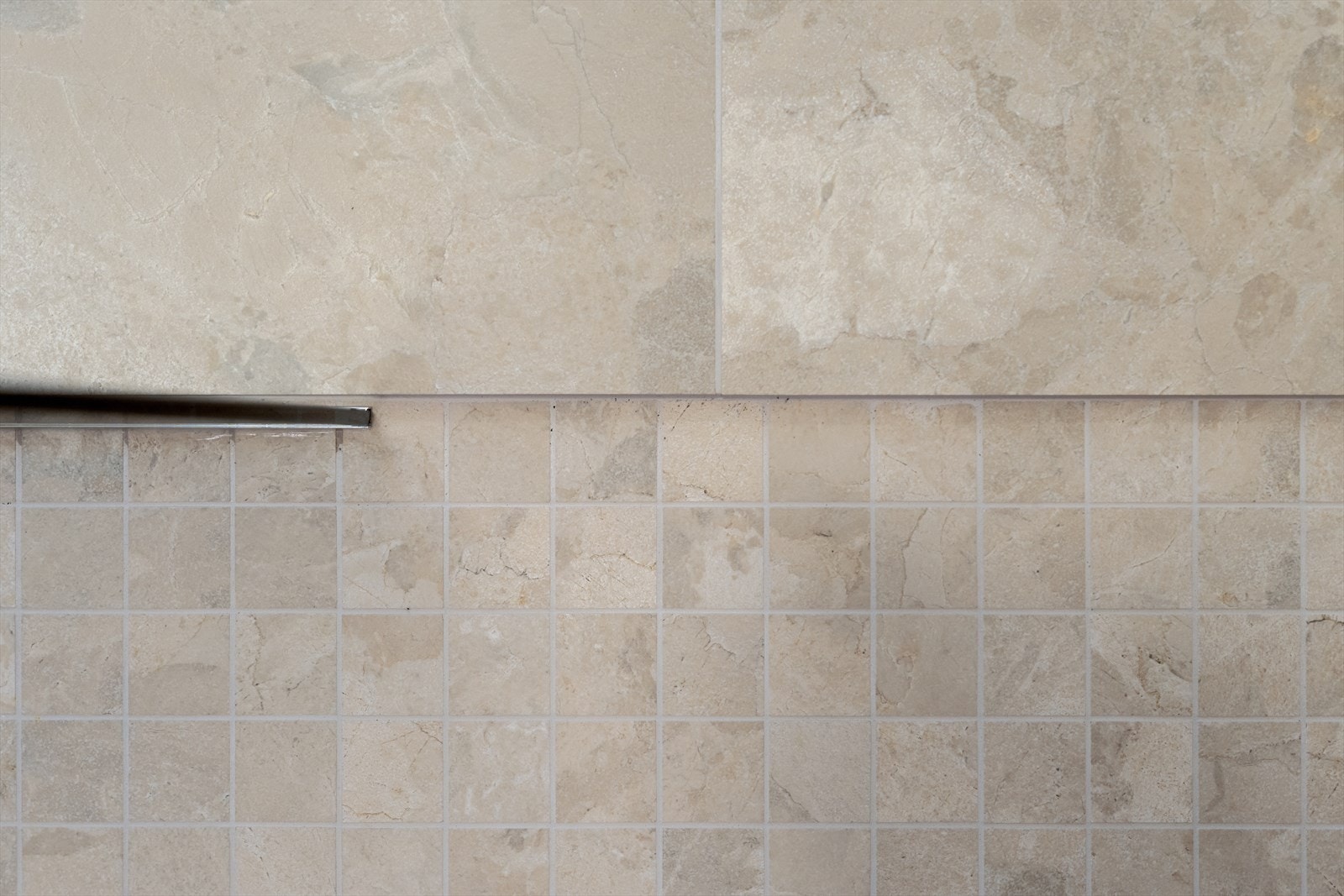 Mosaikkfliser på gulvet i dusjen. Galleribilde