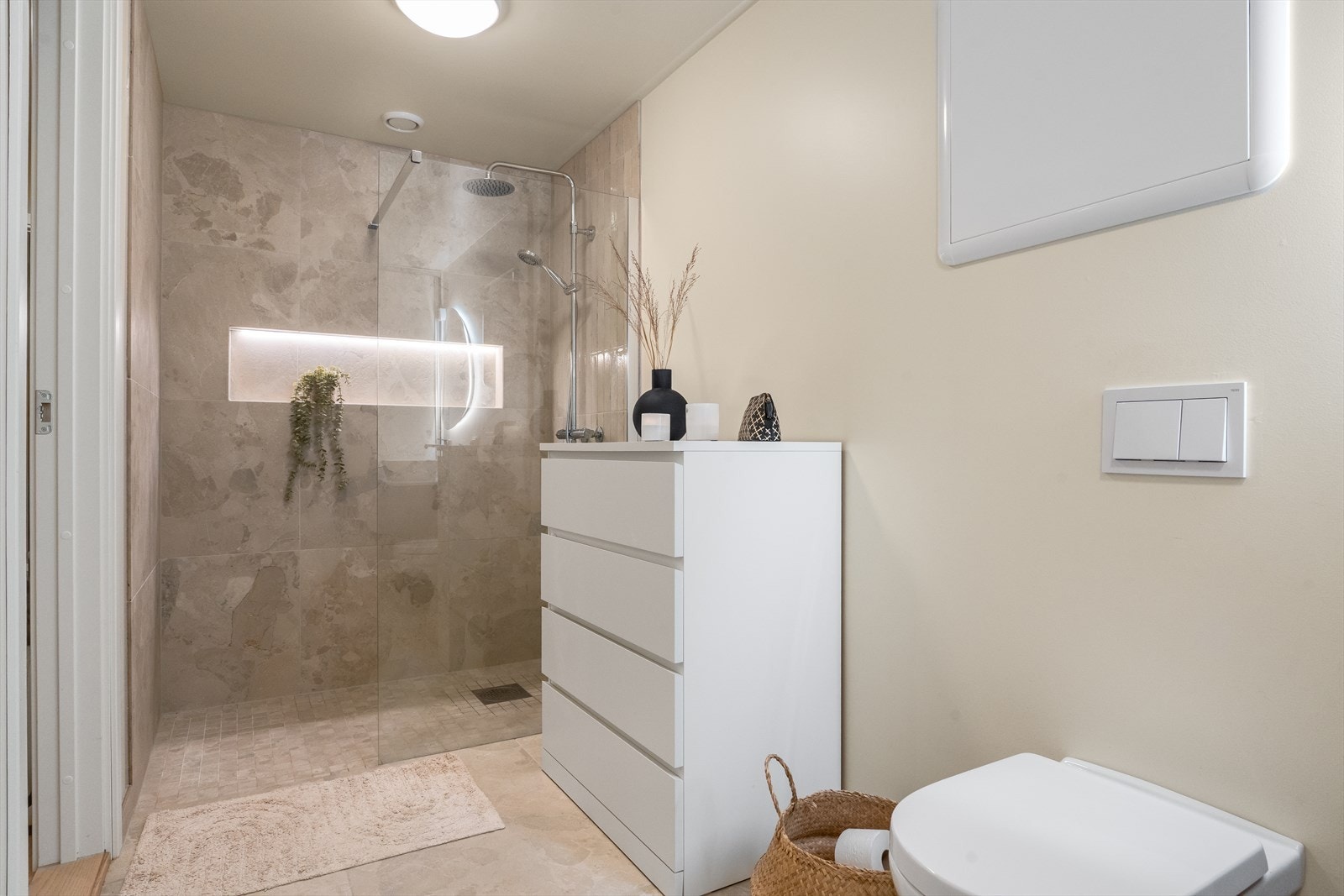 Lekkert dusjhjørne med nisje i vegg og eksklusive flisetilvalg. Galleribilde