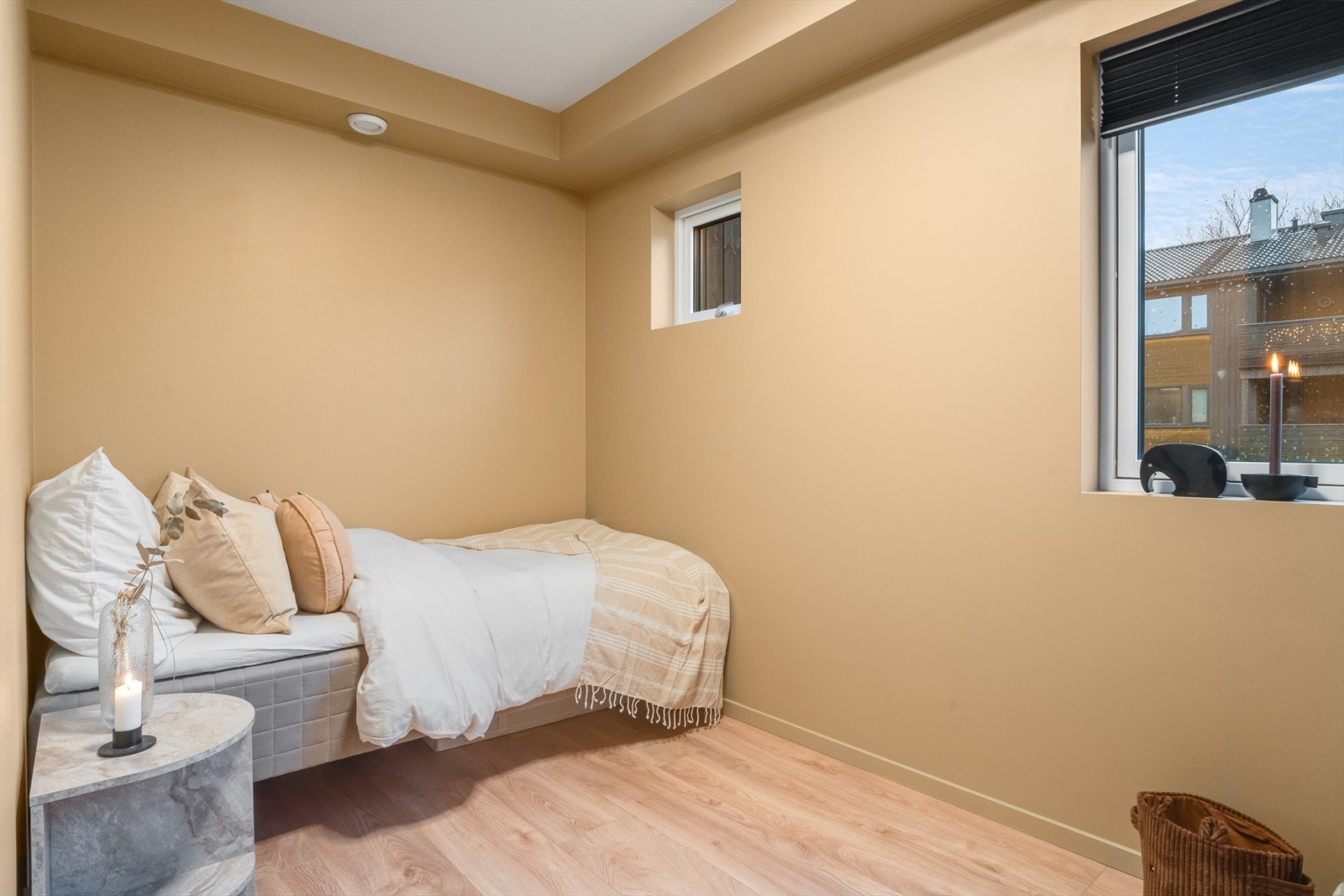 Soverom , også av god størrelse, innredet med både enkelt seng og barneseng. Galleribilde