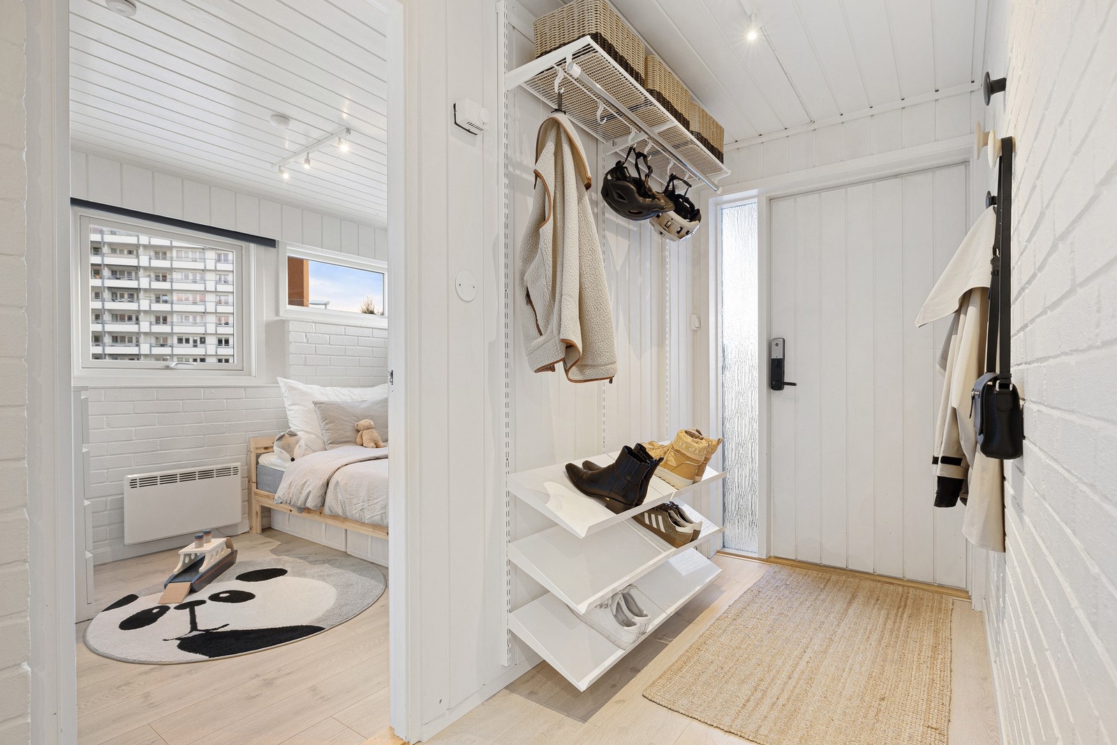 Trivelig entré med sko- og jakkeoppheng. Galleribilde