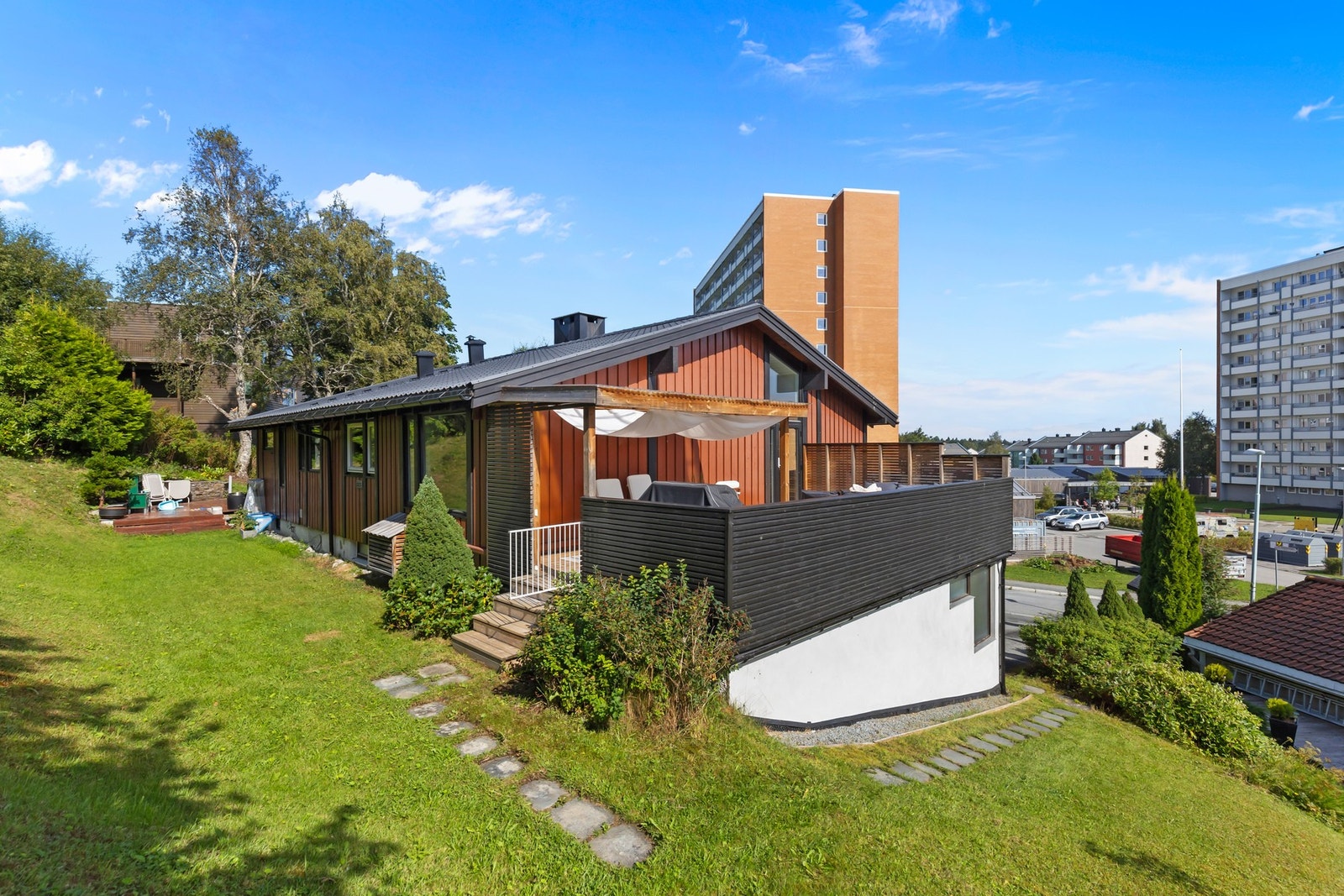 Her bor du sentralt på Byåsen med gangavstand til to butikksenter, bussholdeplass og fantastiske Bymarka med utallige tur- og bademuligheter. Galleribilde