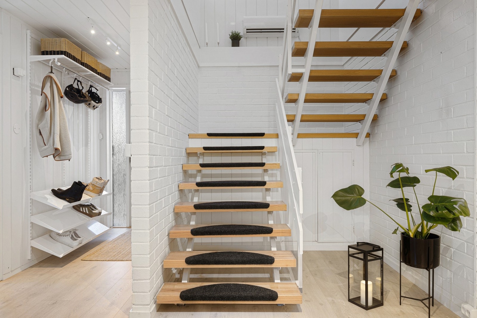 Nede i sokkeletasjen er det tre soverom, bad, vaskerom og entré. Galleribilde