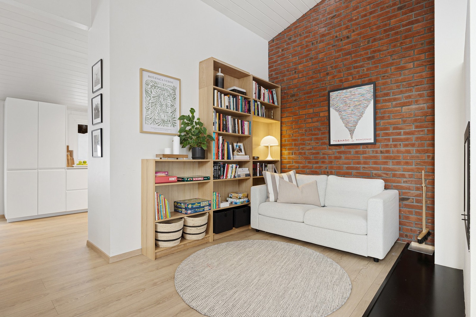 Det ble lagt nytt laminatgulv i andre etasje og satt opp skillevegg mellom stue og kjøkken i 2021. Galleribilde