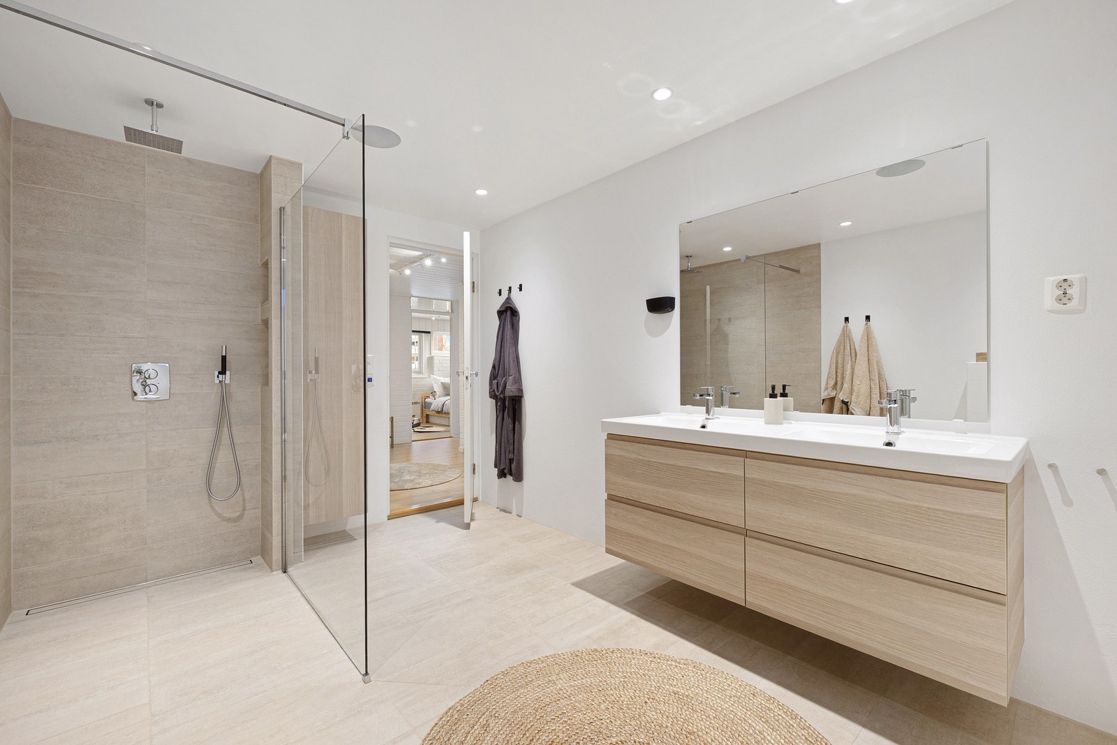 Delikat, flislagt bad med gulvvarme og en meget romslig dusjnisje. Galleribilde