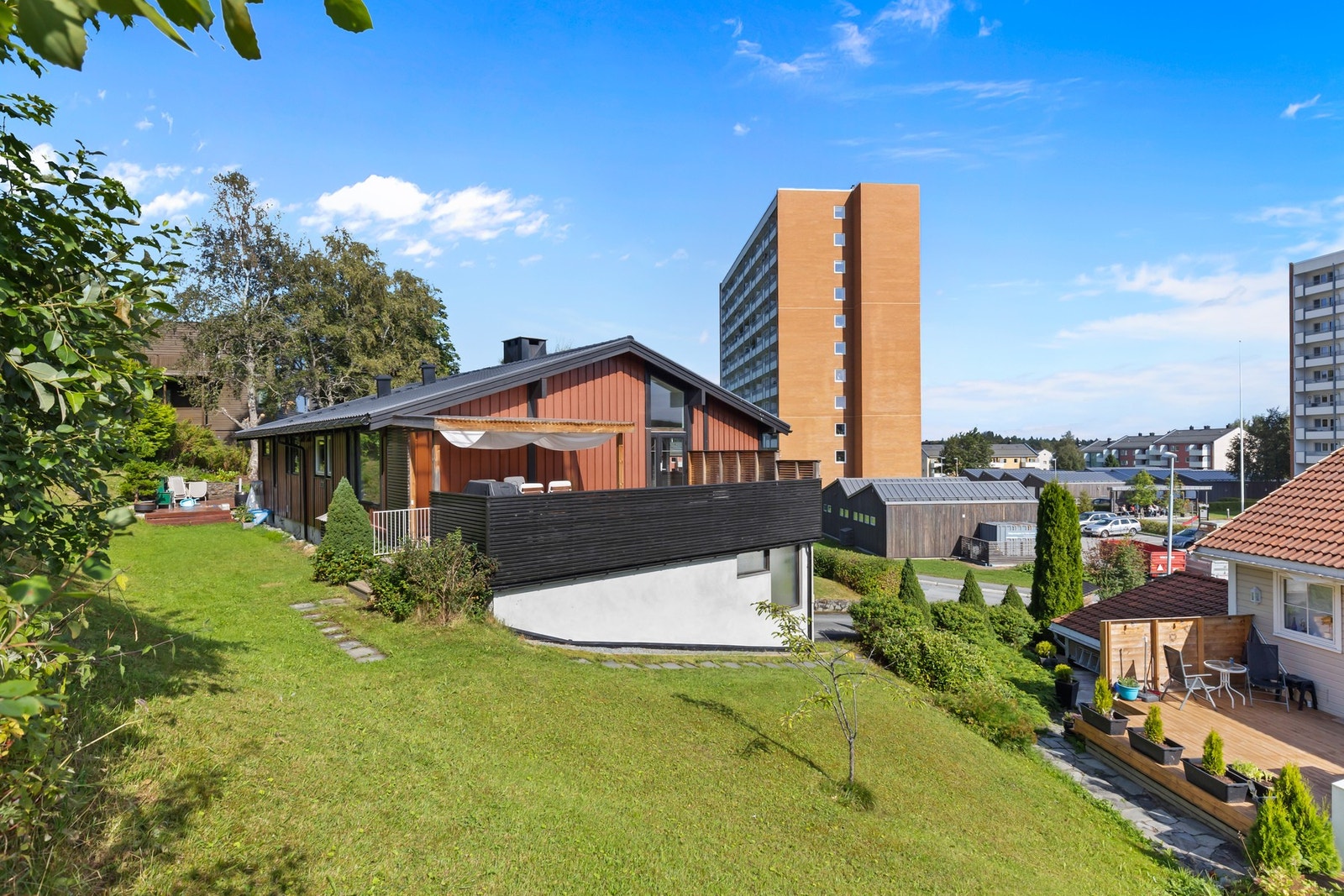 En vertikaldelt tomannsbolig med svært etterspurt og familievennlig beliggenhet på Nyborg, med trygg og kort skolevei til Nyborg barneskole. Galleribilde