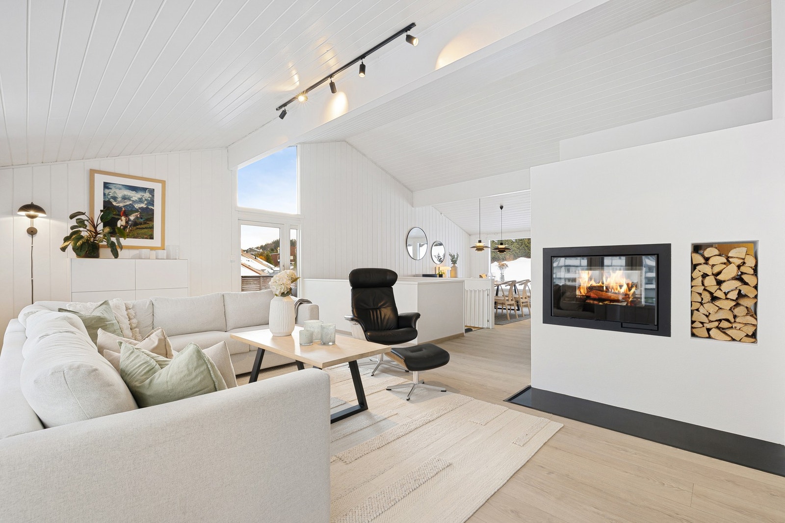 Luftig stue på romslige 42 kvm med god takhøyde og gjennomlys fra flere vinkler. Galleribilde