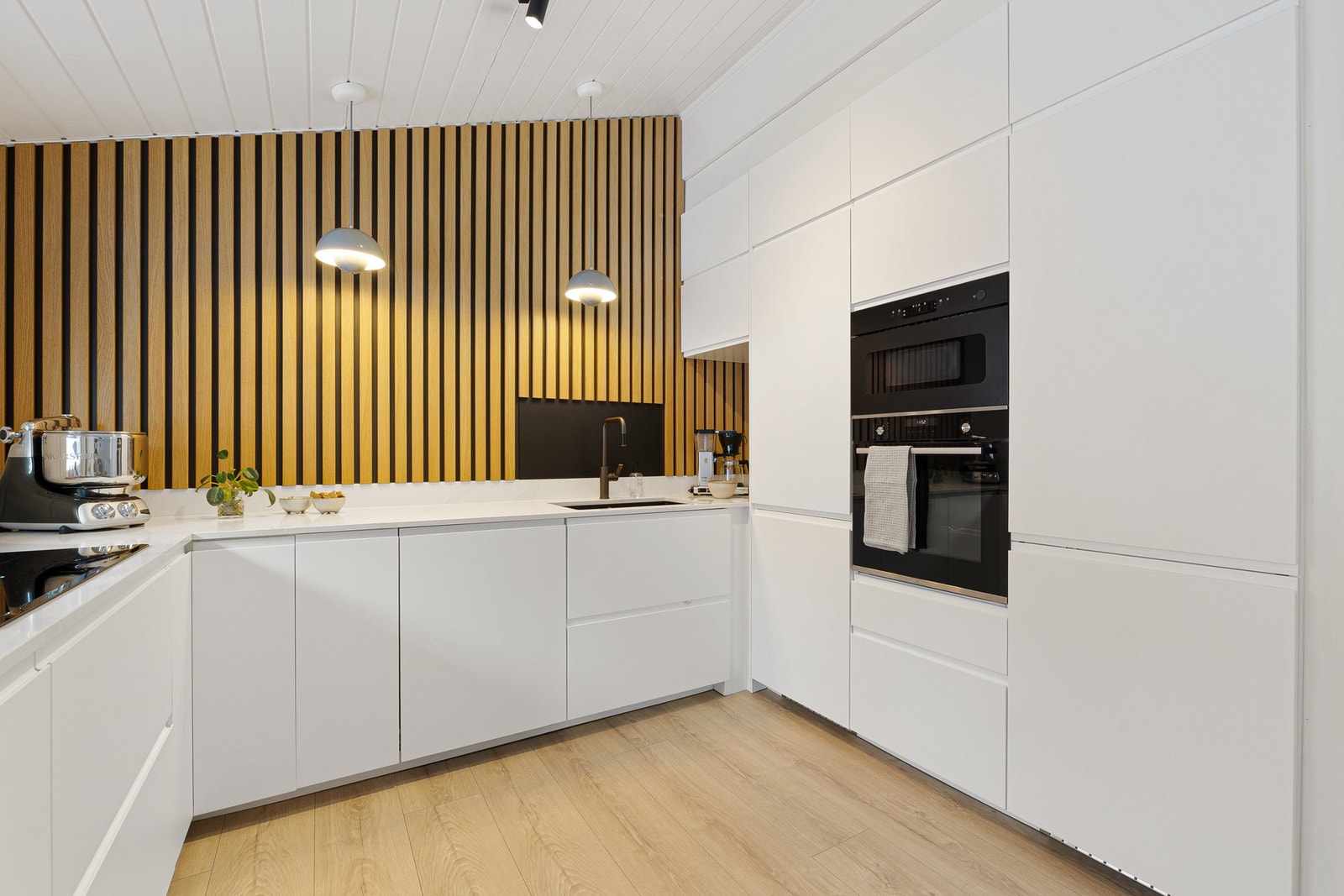 Hele kjøkkenet inkludert det elektriske ble pusset opp i 2021, og fremstår som nytt med TG0 fra takstmann. Galleribilde