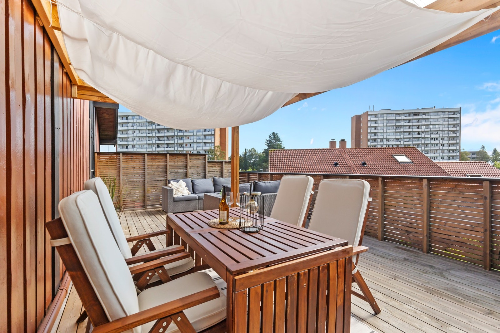 Her er det god plass til både sofa- og spisegruppe. Galleribilde