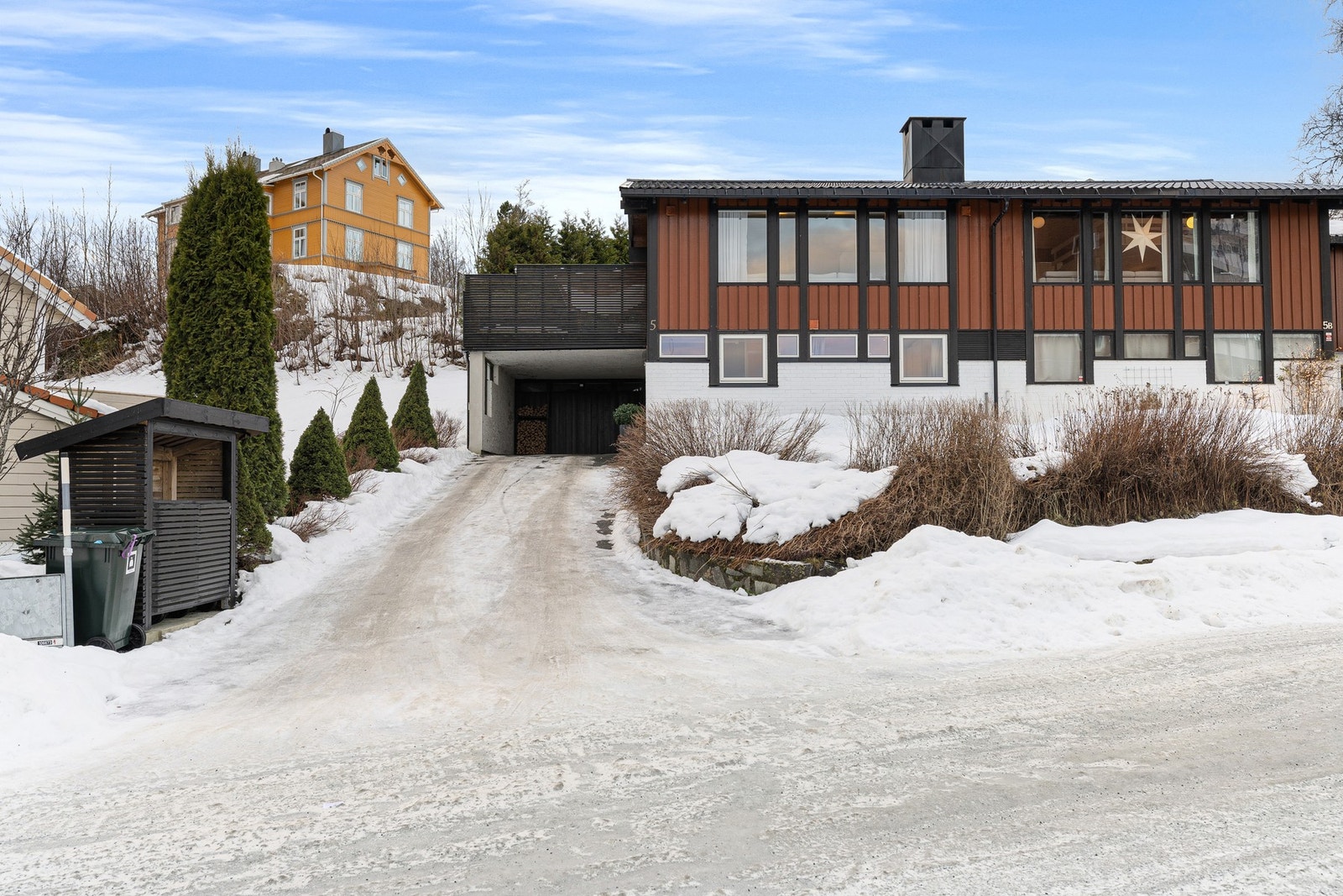 Boligen har en pent opparbeidet innkjørsel med plass til flere biler. Galleribilde