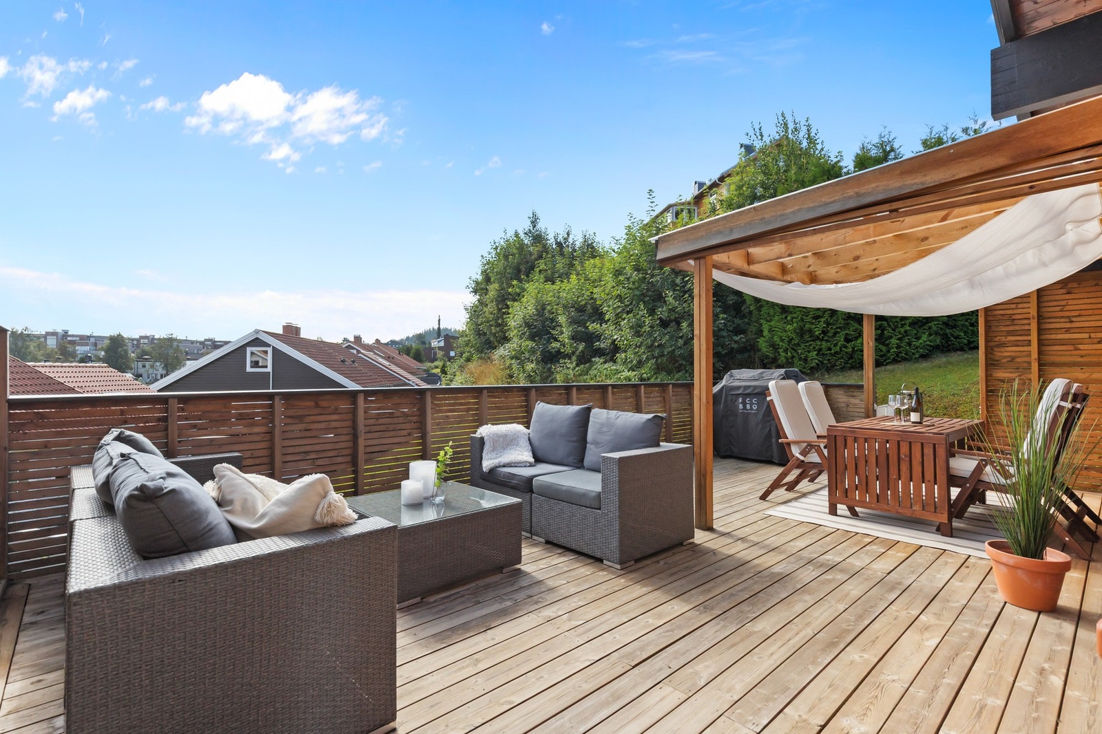 Fra stuen er det direkte utgang til en stor og solrik terrasse på hele 32 kvm. Galleribilde