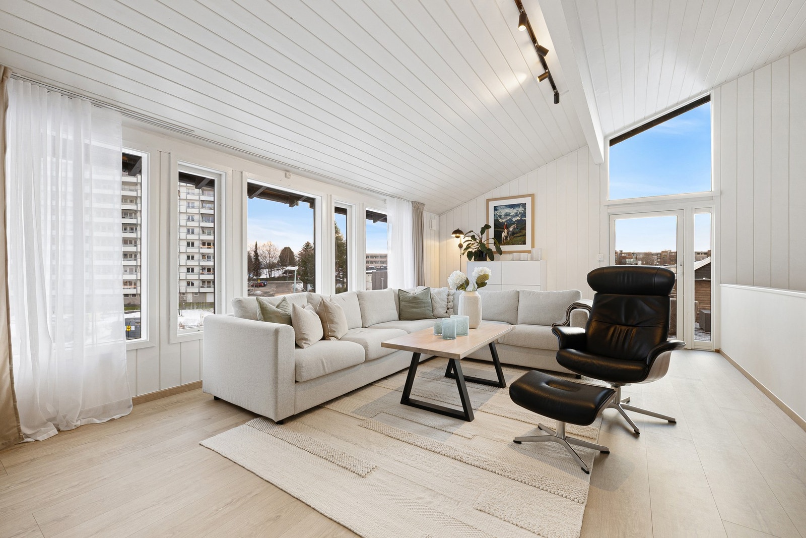 Hyggelig stuedel med store vinduer langs hele den nordøstvendte siden. Galleribilde