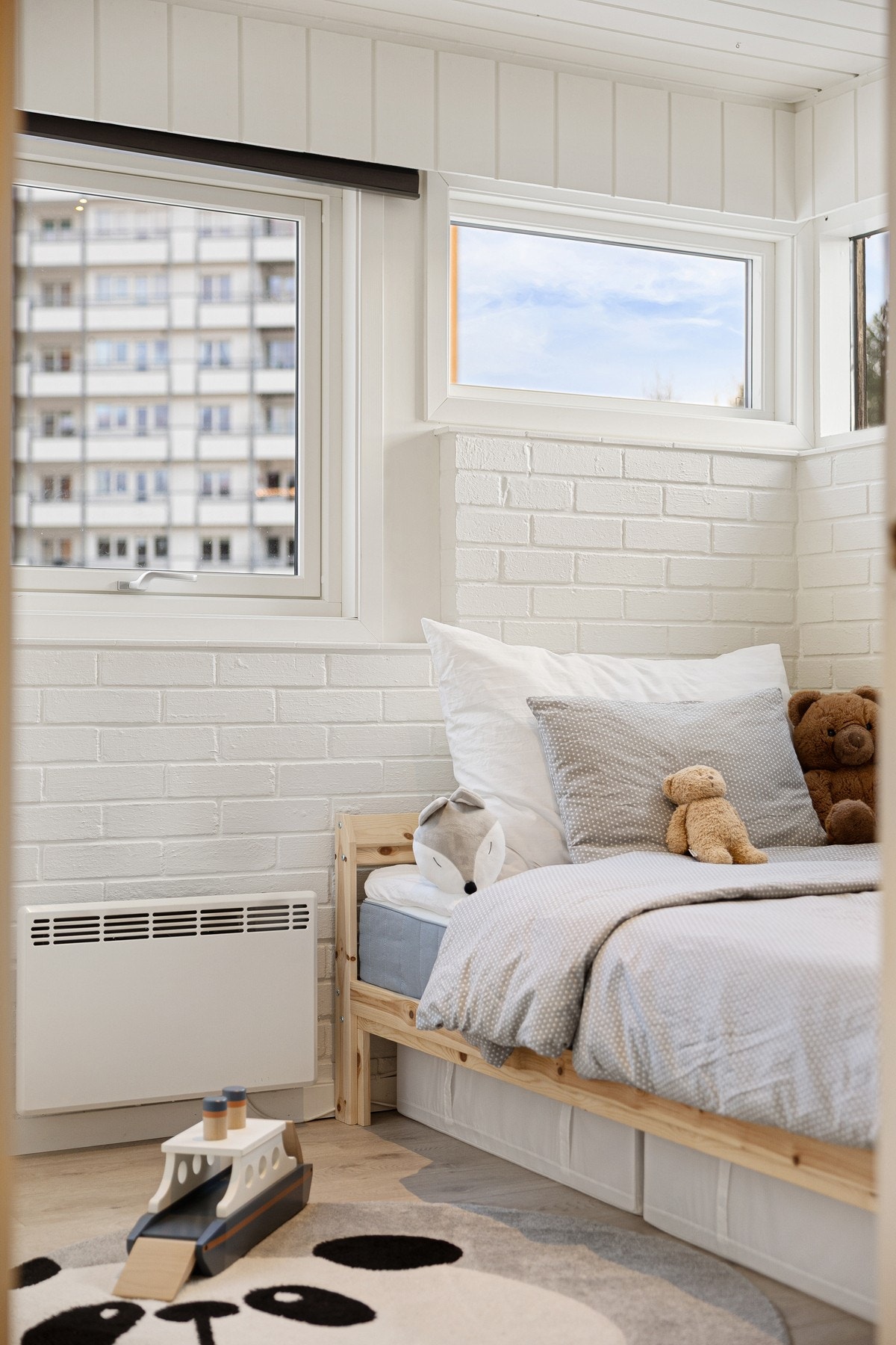 God plass til både seng, klesoppbevaring og skrivepult. Galleribilde