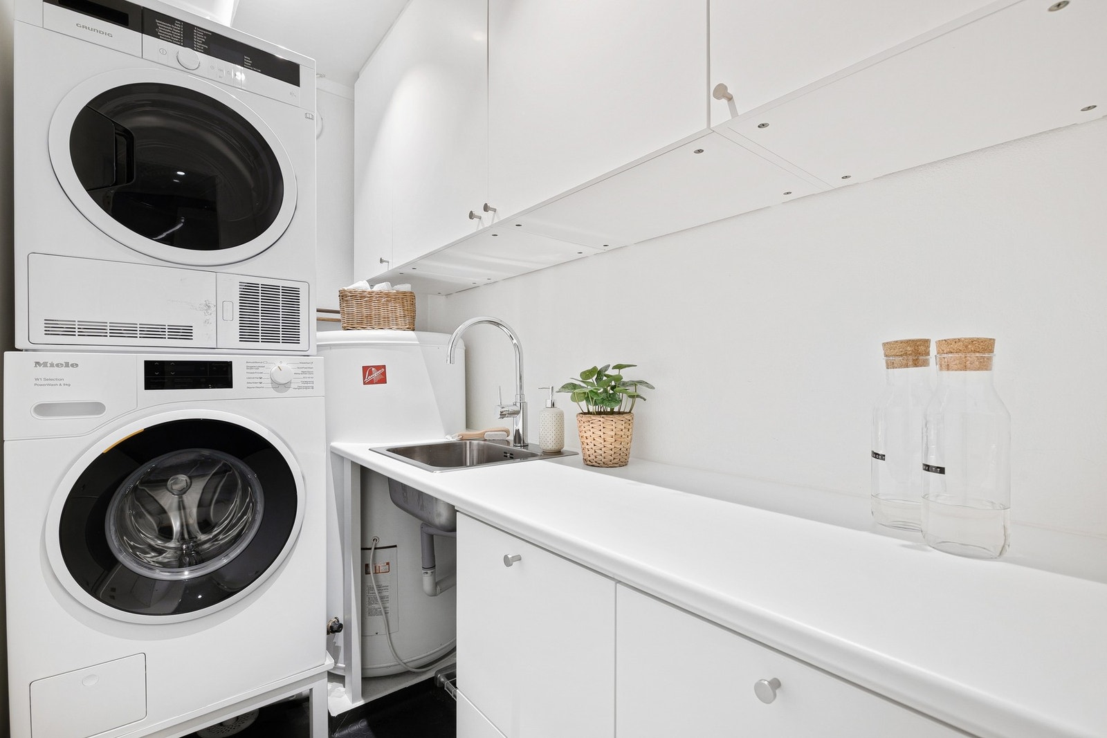 Det praktiske vaskerommet har opplegg for både vaskemaskin og tørketrommel, samt pratisk innredning for oppbevaring av vaskemidler og benk for bretting av klær. Rommet har TG0/1 å de fleste punkter. Galleribilde