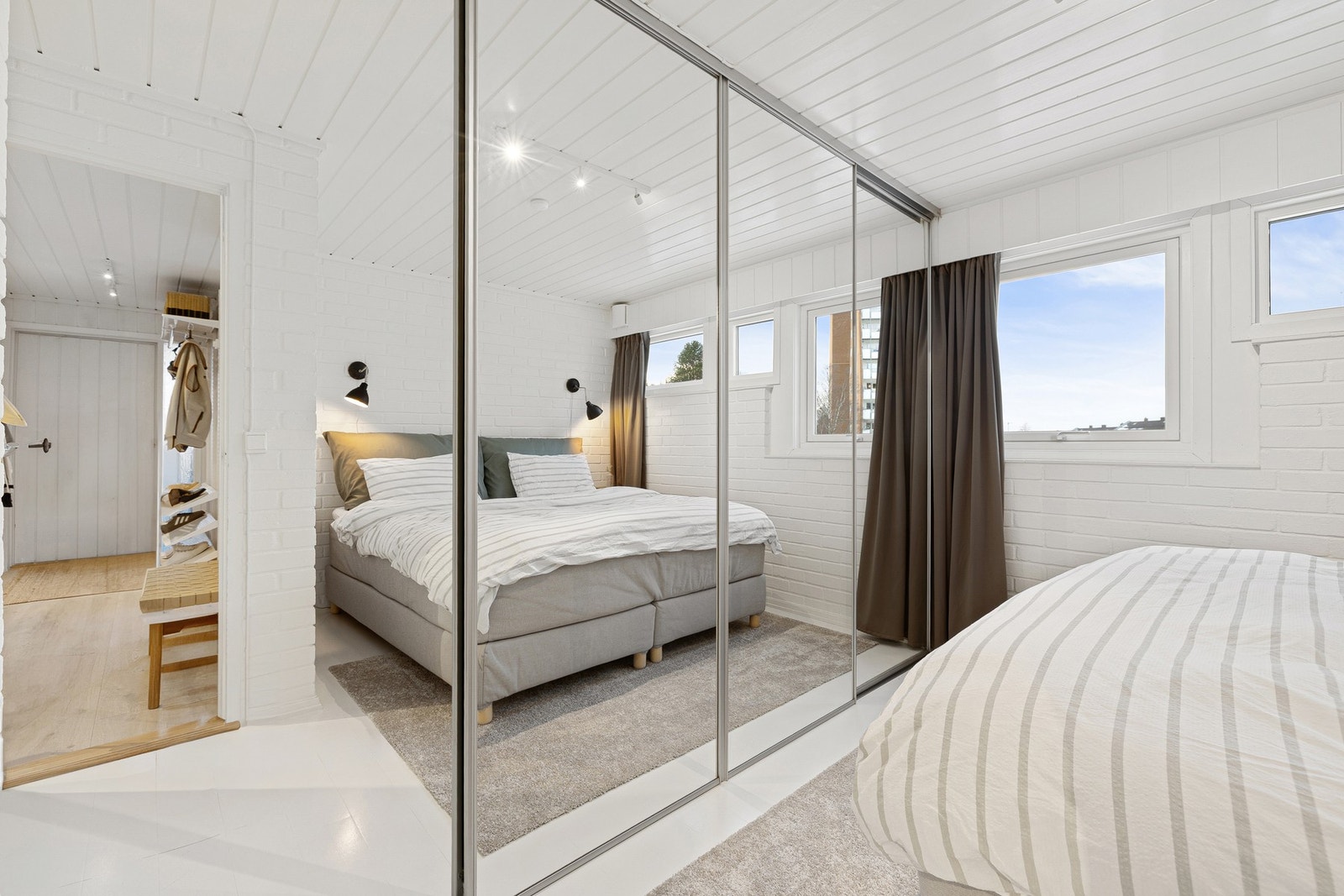 Lyst og pent hovedsoverom på 11 kvm med stor skyvedørsgarderobe. Galleribilde