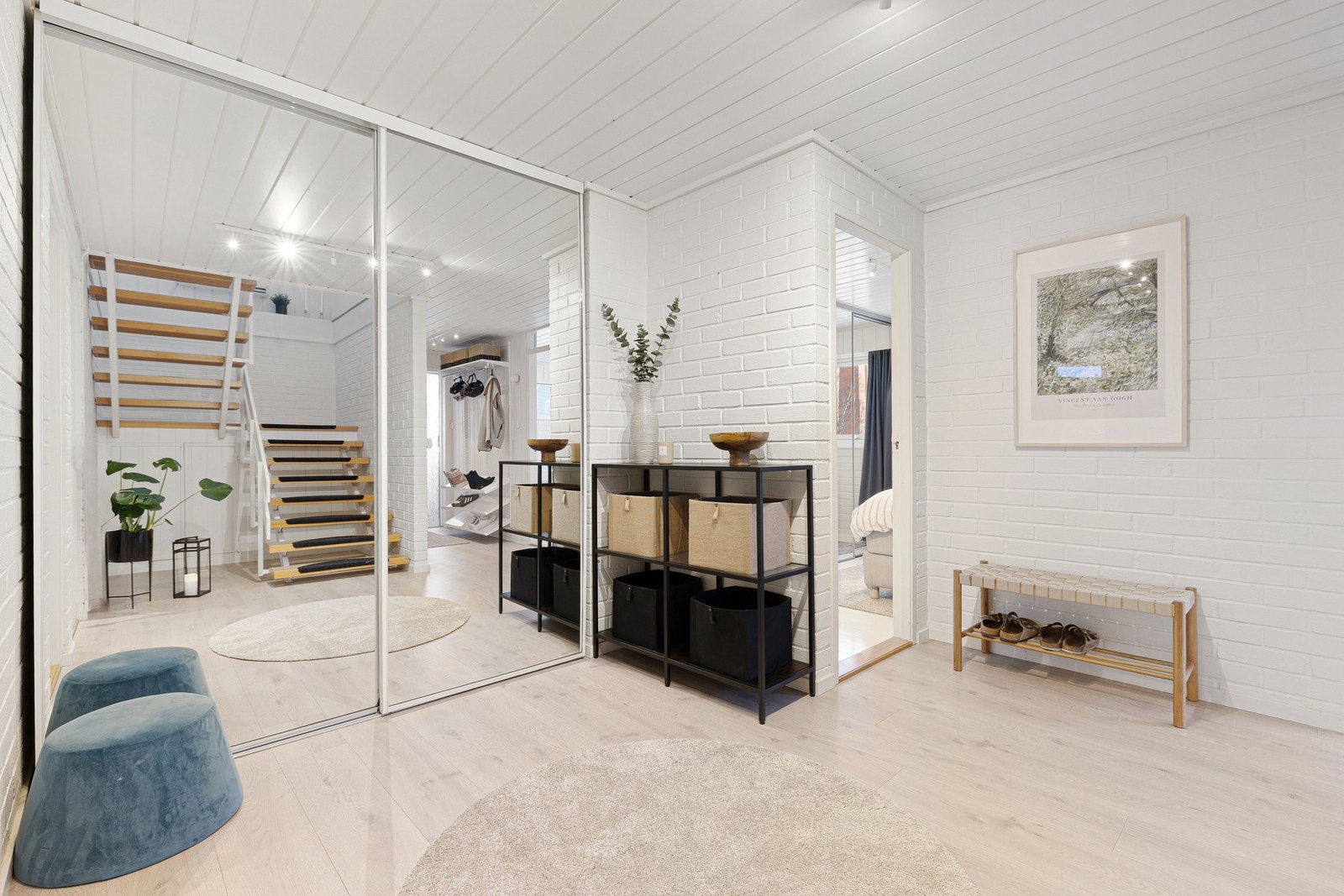 Romslig hall med lunt laminatgulv over varmekabler. Det er god oppbevaringsplass for sko og yttertøy i skyvedørsgareroben. Galleribilde