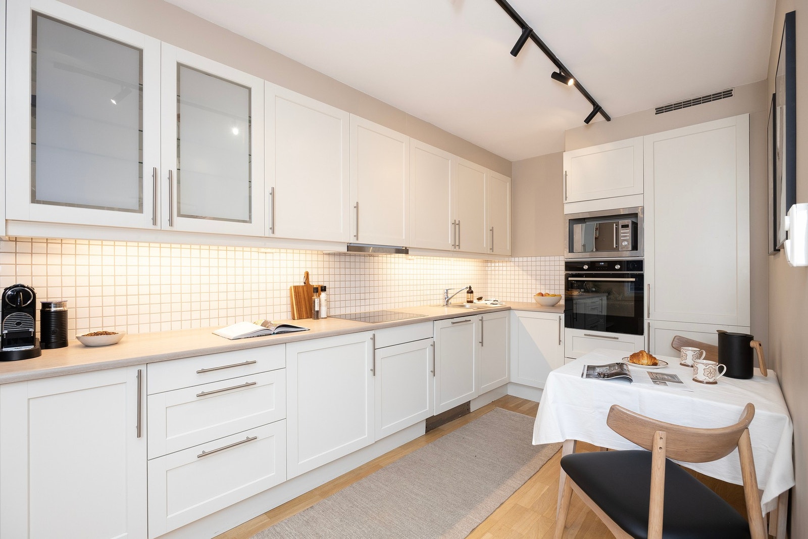 Kjøkkenet inneholder integrert kjøleskap med frysedel, komfyr, platetopp, oppvaskmaskin. Galleribilde