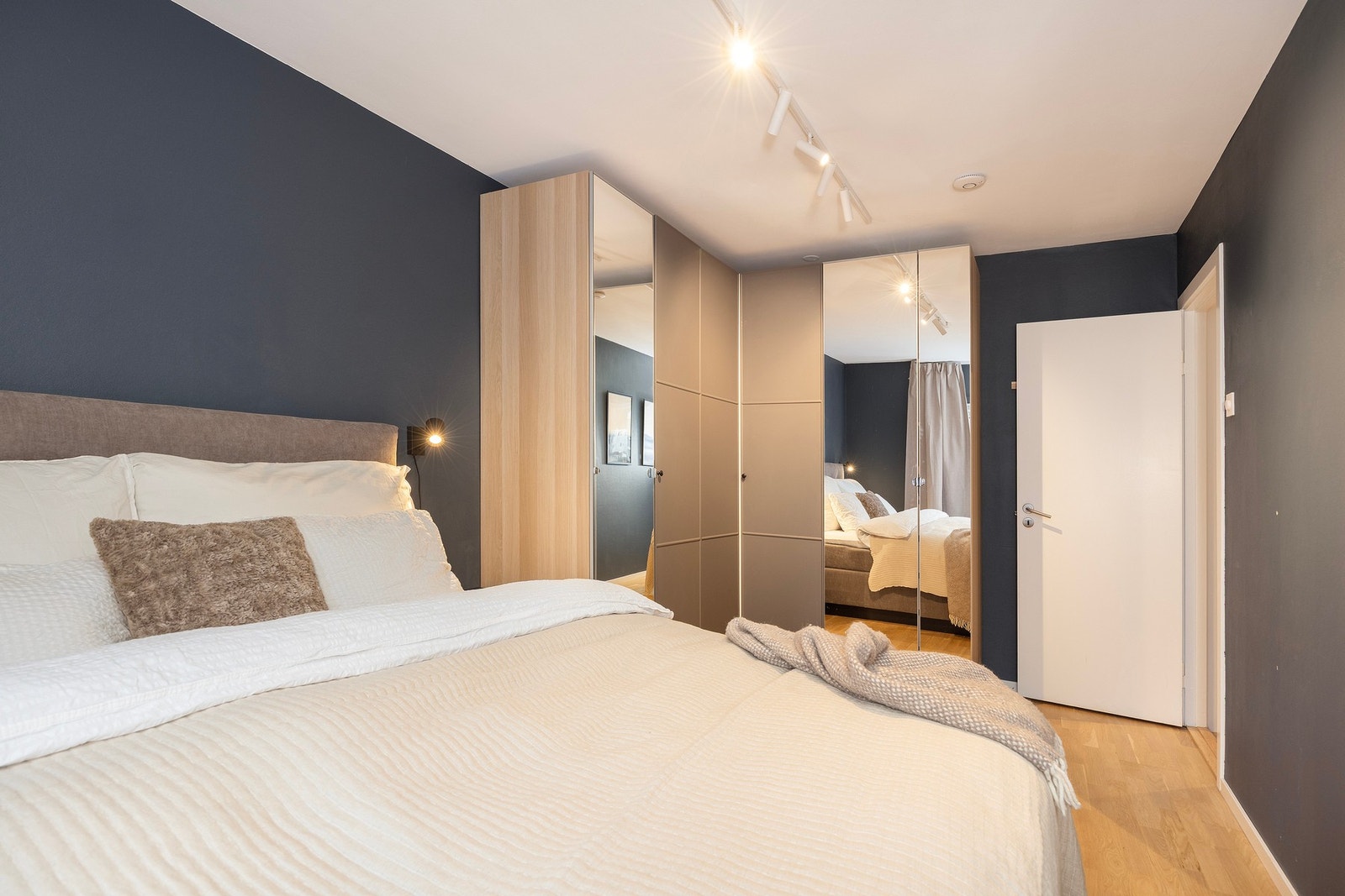 Her har du et stort soverom med stort og god plass til garderobeskap. Galleribilde