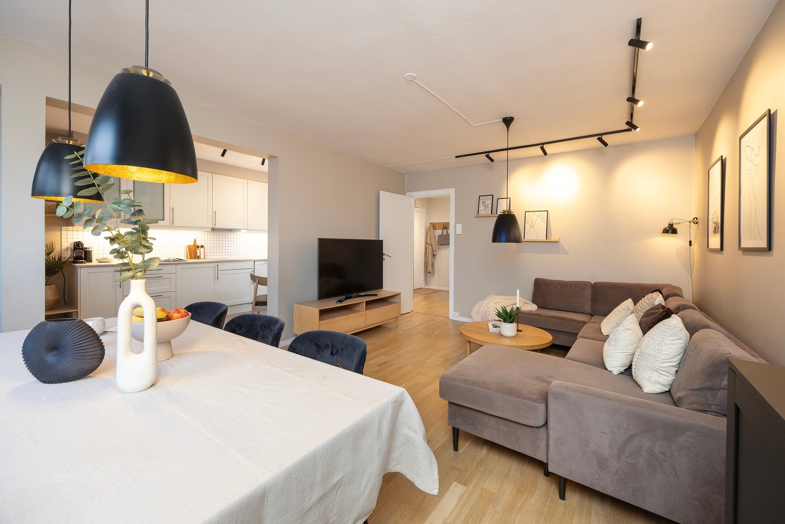 Stuen er romslig med plass til både sofagruppe og spisestue. Galleribilde