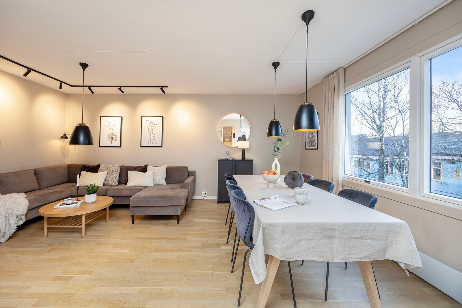 Stuen er lys og stor - Her kan du nyte hverdagen med god plass til både familie og venner. Galleribilde