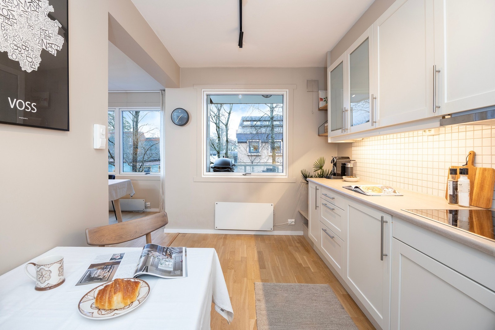 På kjøkkenet er det også plass til en koselig frokostbord. Galleribilde