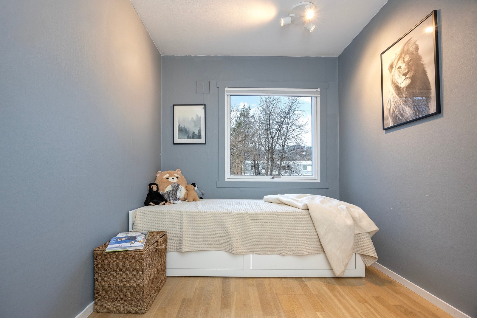 Soverom 2 har gode møbleringsmuligheter til både seng og ønsket garderobeinnredning. Galleribilde