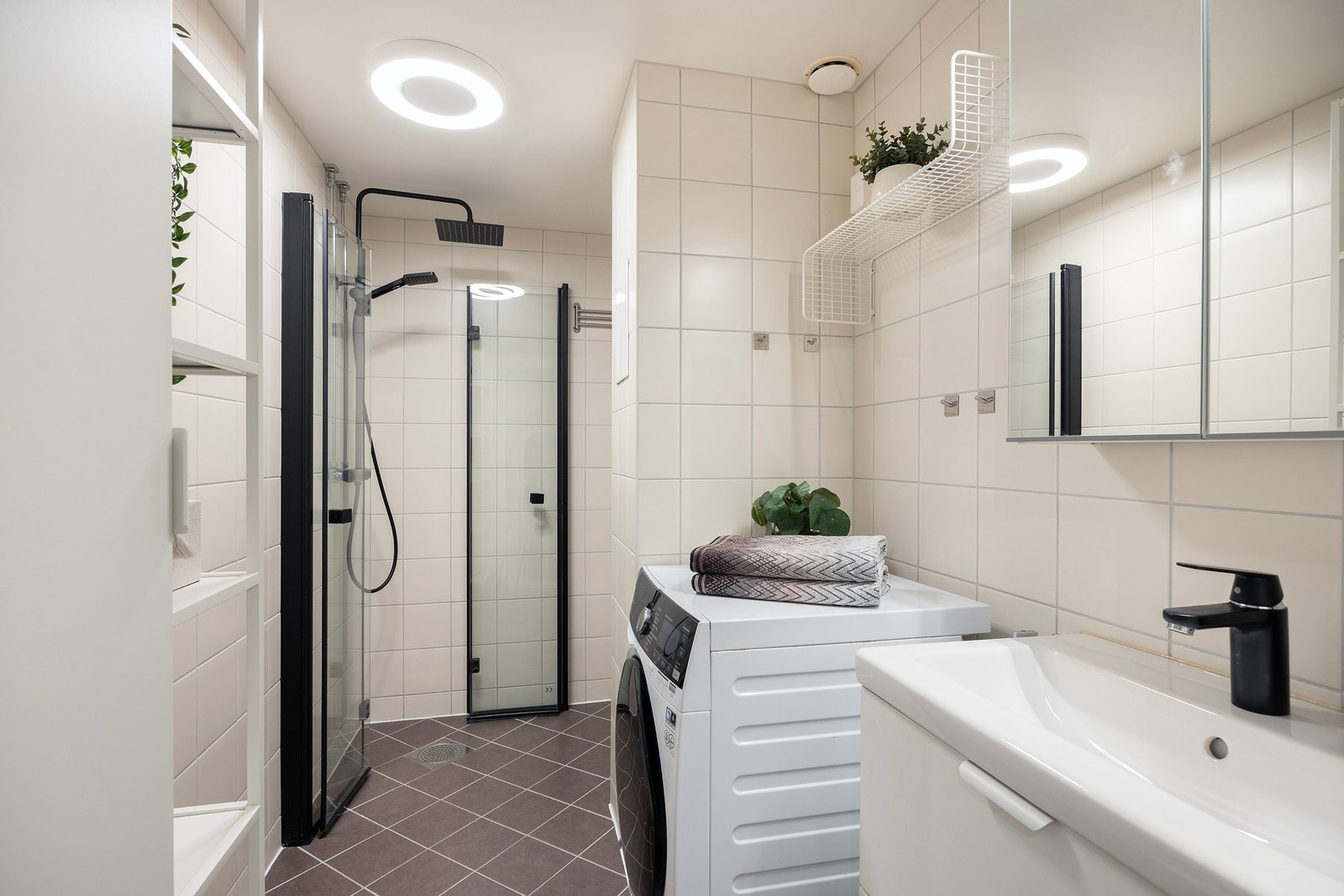 På badet ble det i 2023 satt inn ny baderomsinnredning, nye skap og ny dusj. Galleribilde