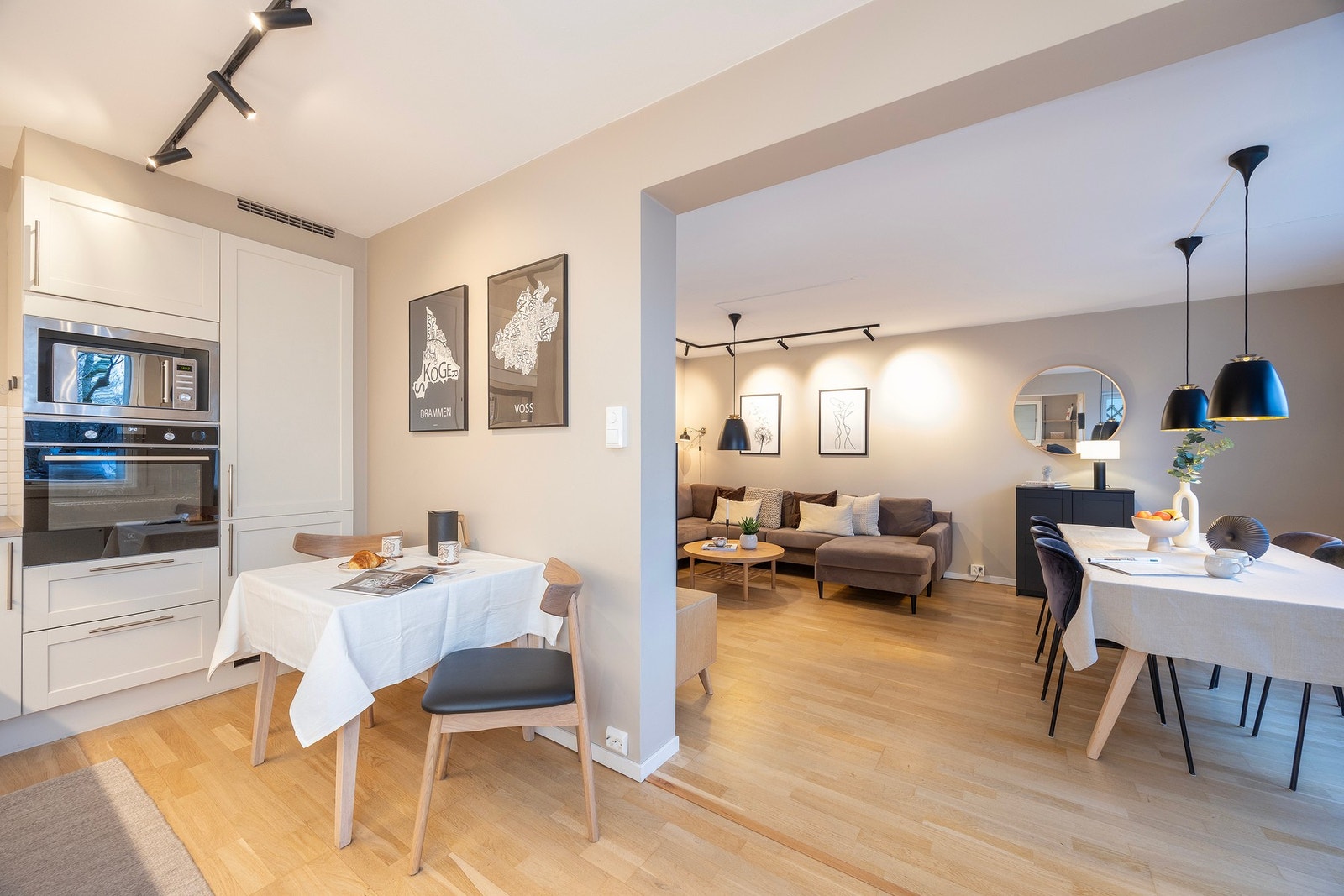 Leiligheten har åpen kjøkkenløsning mot stue. Galleribilde