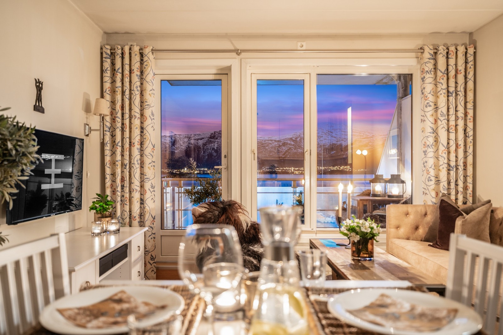 Fra stuen kan den fantastiske utsikten nytes, enten fra sofahjørnet eller ved spisebordet. Galleribilde