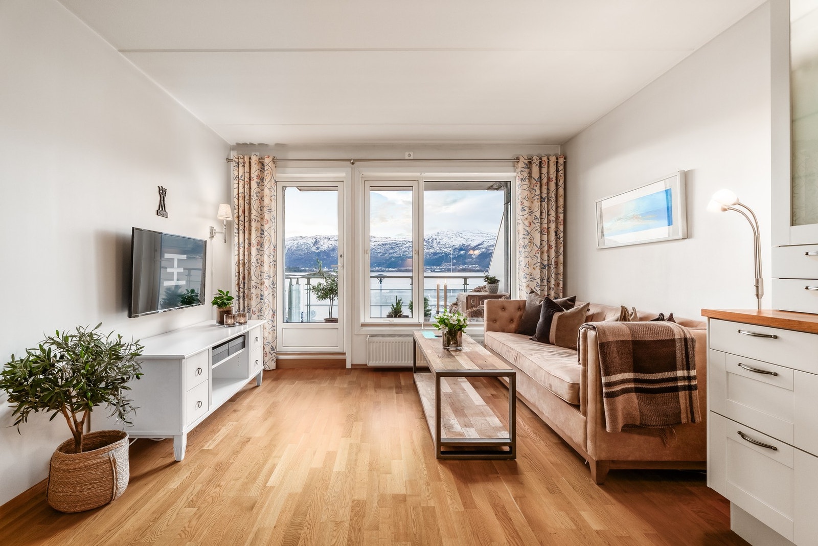 Stuen har store vindusflater som gir rikelig med naturlig lysinnslipp. Galleribilde