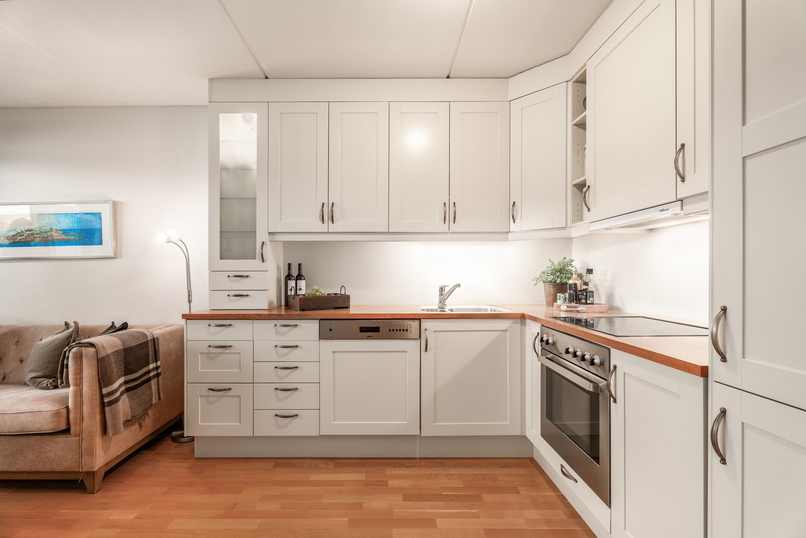 Kjøkkenet har integrert stekeovn, platetopp, oppvaskmaskin og kjøleskap med fryser. Galleribilde