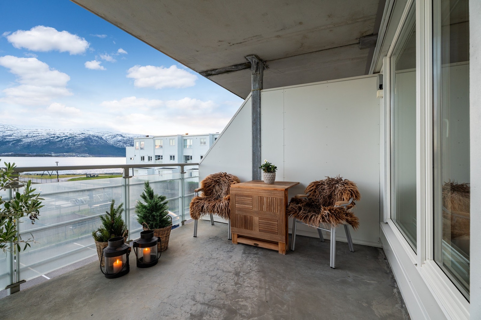 Balkongen har rikelig med plass til utemøblement. Galleribilde