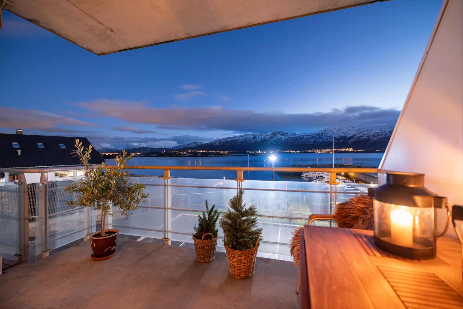 Sydvendt balkong på ca. 10 m² med gode sol- og utsiktsforhold. Galleribilde