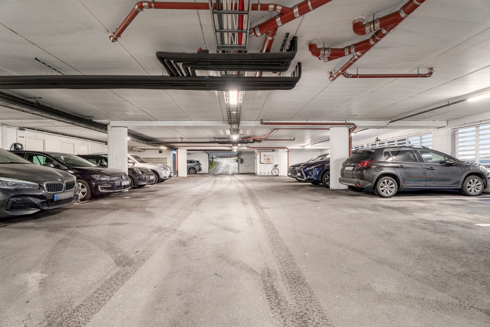 Garasjeanlegg med fast parkeringsplass, inkludert mulighet for elbillading. Galleribilde