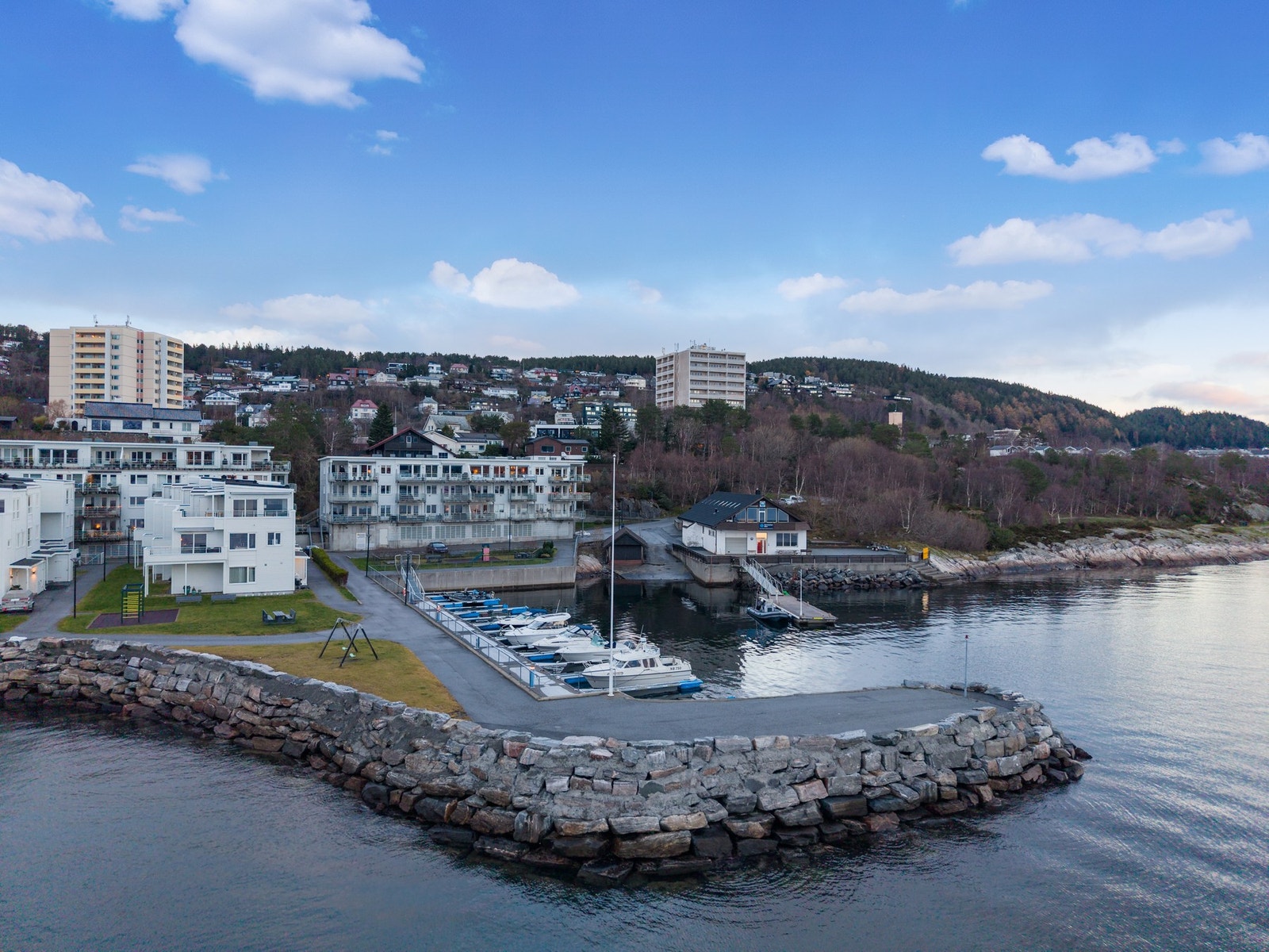 Her kan du bo i et rolig og trivelig nabolag, samtidig som sjøen, flotte turområder og vakre parkområder på Volsdalsberget blir dine nærmeste naboer. Det er gangavstand til alt Ålesund sentrum kan tilby av butikker, servicetilbud og kulturopplevelser. Galleribilde