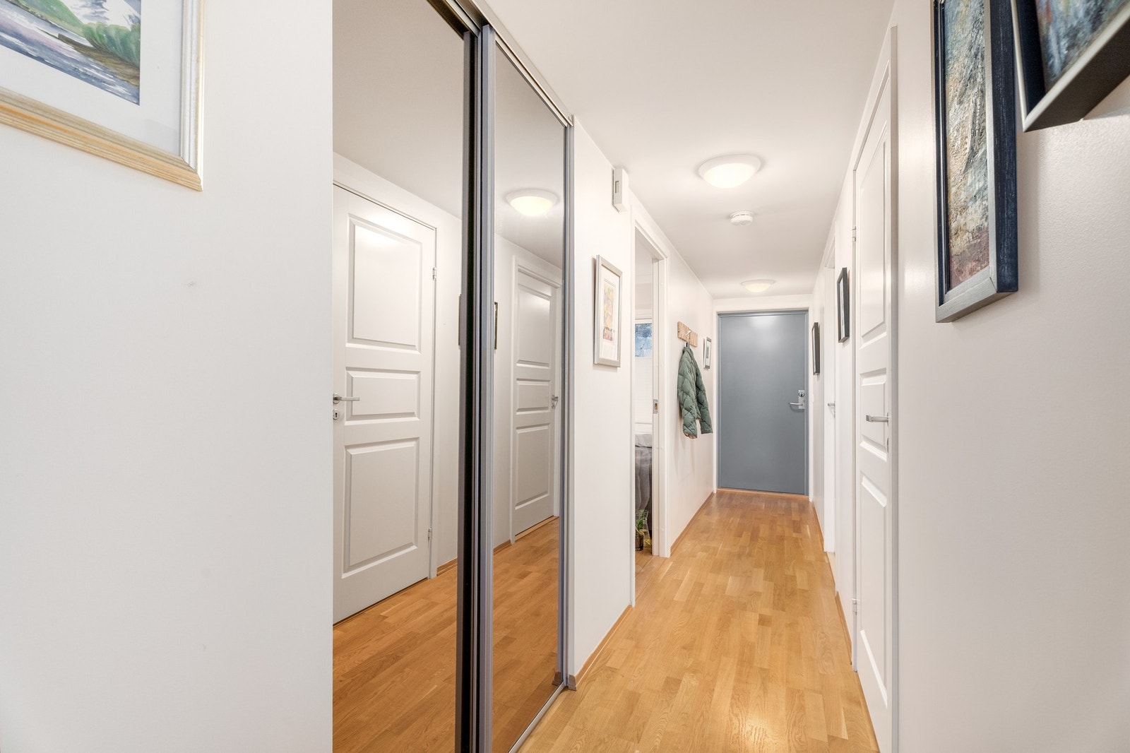 Gang. Til venstre har man et praktisk garderobeskap og ett soverom. Til høyre finner du badet og et annet soverom. Galleribilde