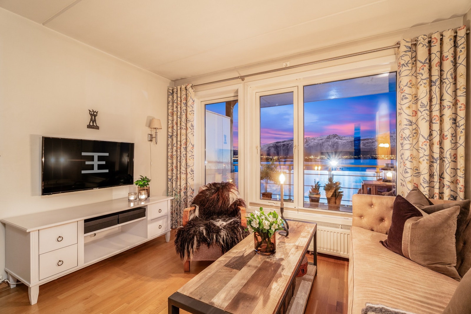 Fra stuen kan den fantastiske utsikten nytes, enten fra sofahjørnet eller ved spisebordet. Galleribilde