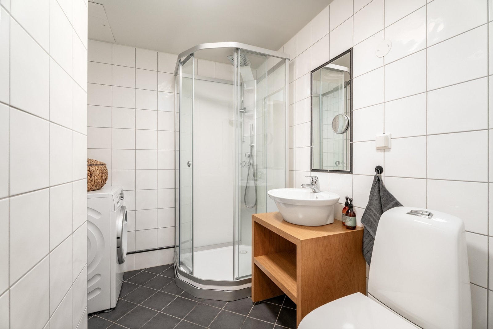 Flott helfliset bad med gulvvarme. Galleribilde