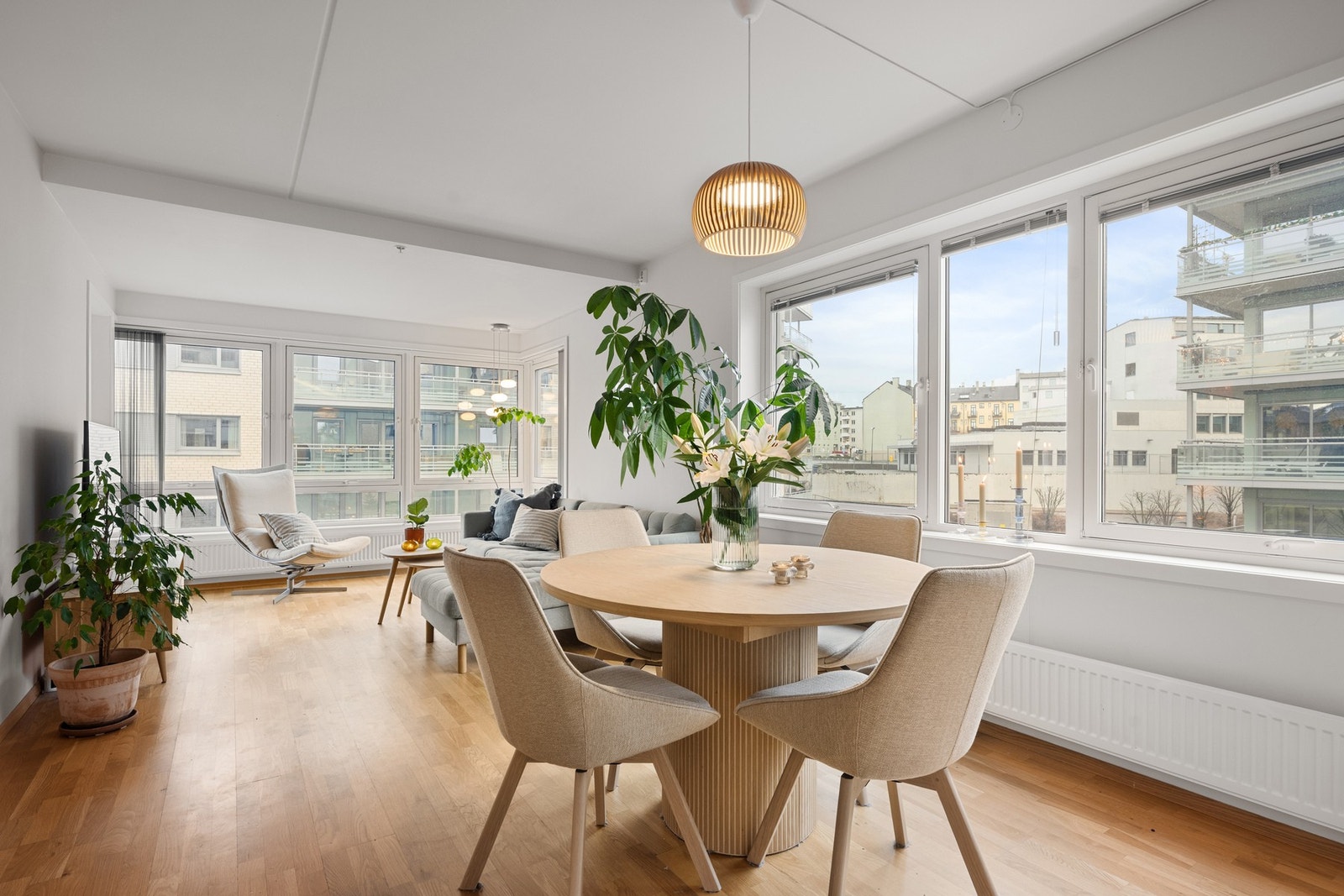 Romslig stue med store vindusflater som gir rikelig med naturlig belysning på dagtid Galleribilde