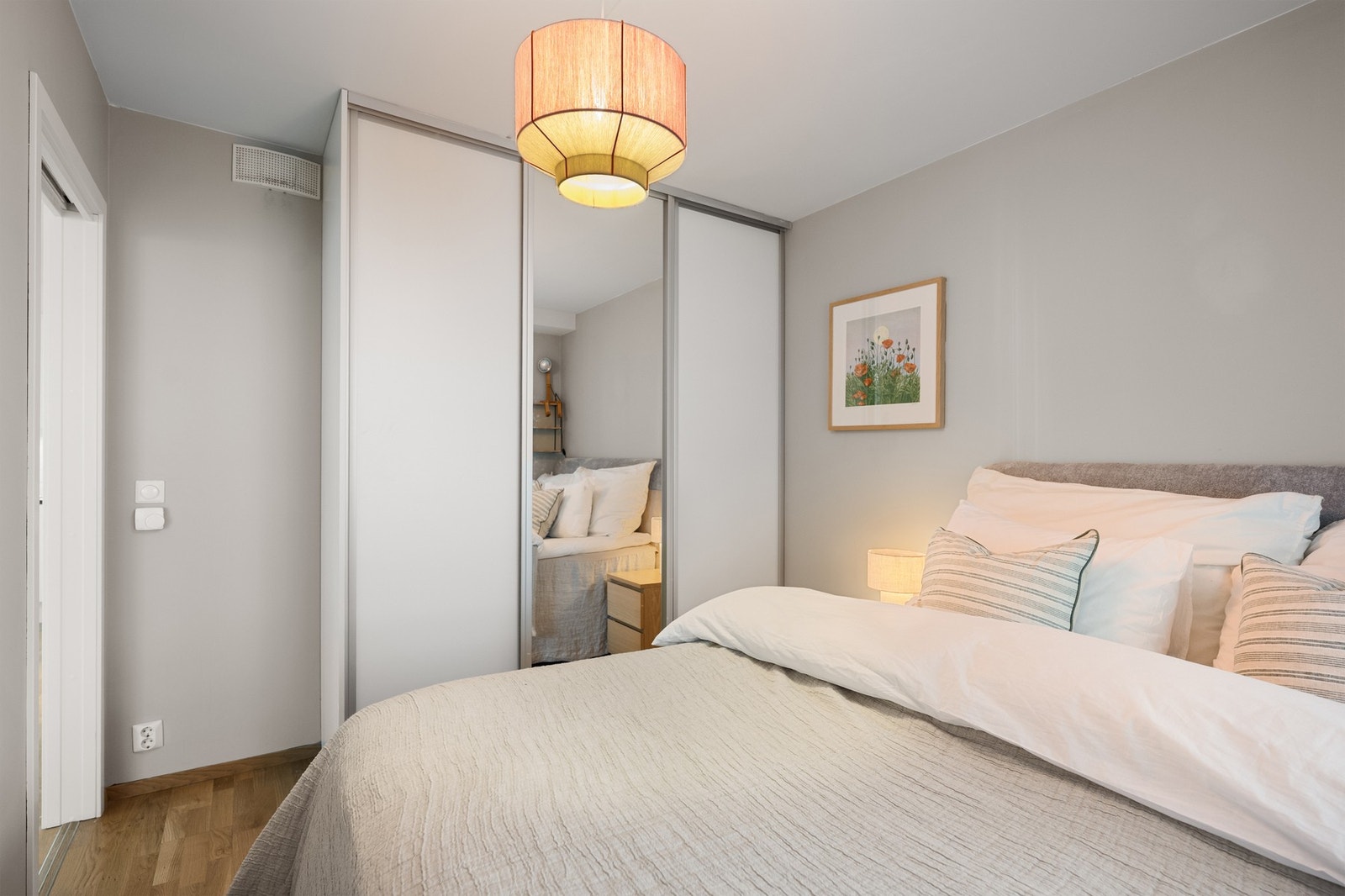 Soverommet har praktisk garderobeskap og plass til øvrig møblering Galleribilde