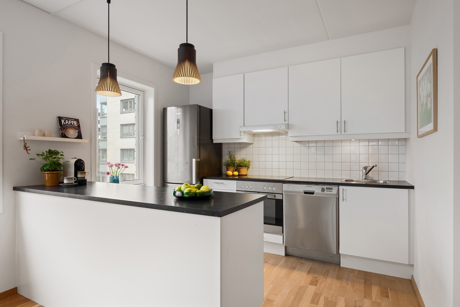 Stilrent kjøkken med kjøkkenøy Galleribilde