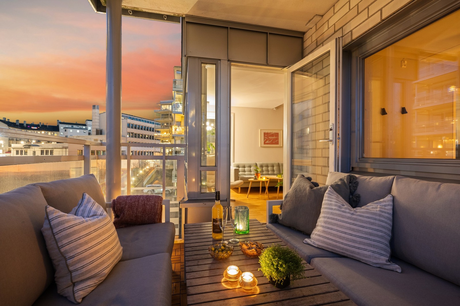 Balkongen har sen kveldssol på sommerstid Galleribilde