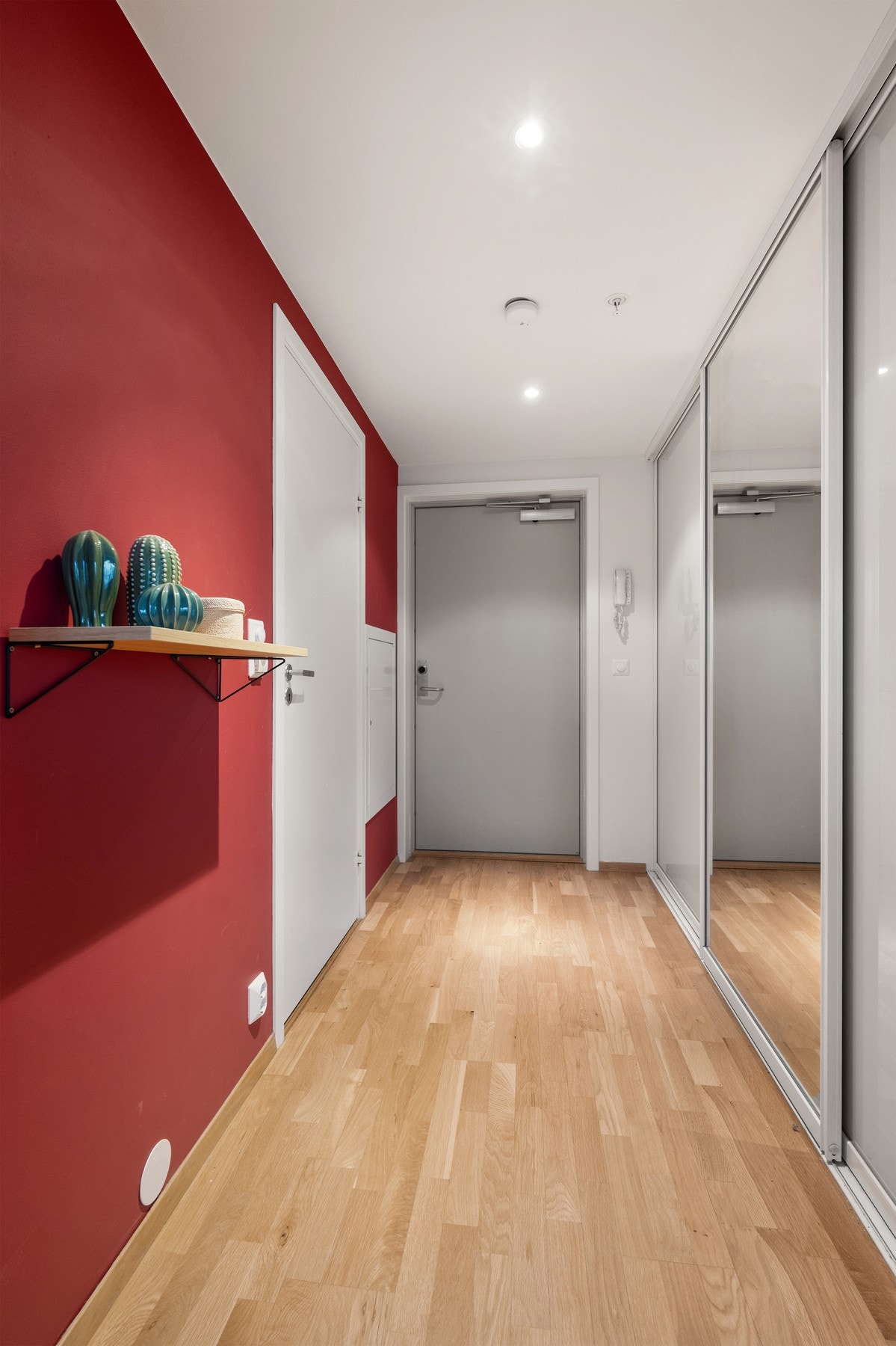 I boligens entré er det stor skyvedørsgarderobe Galleribilde