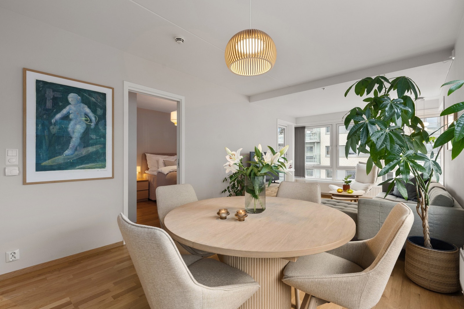 Stuen har god møbleringsfrihet med god plass til større spisebord Galleribilde