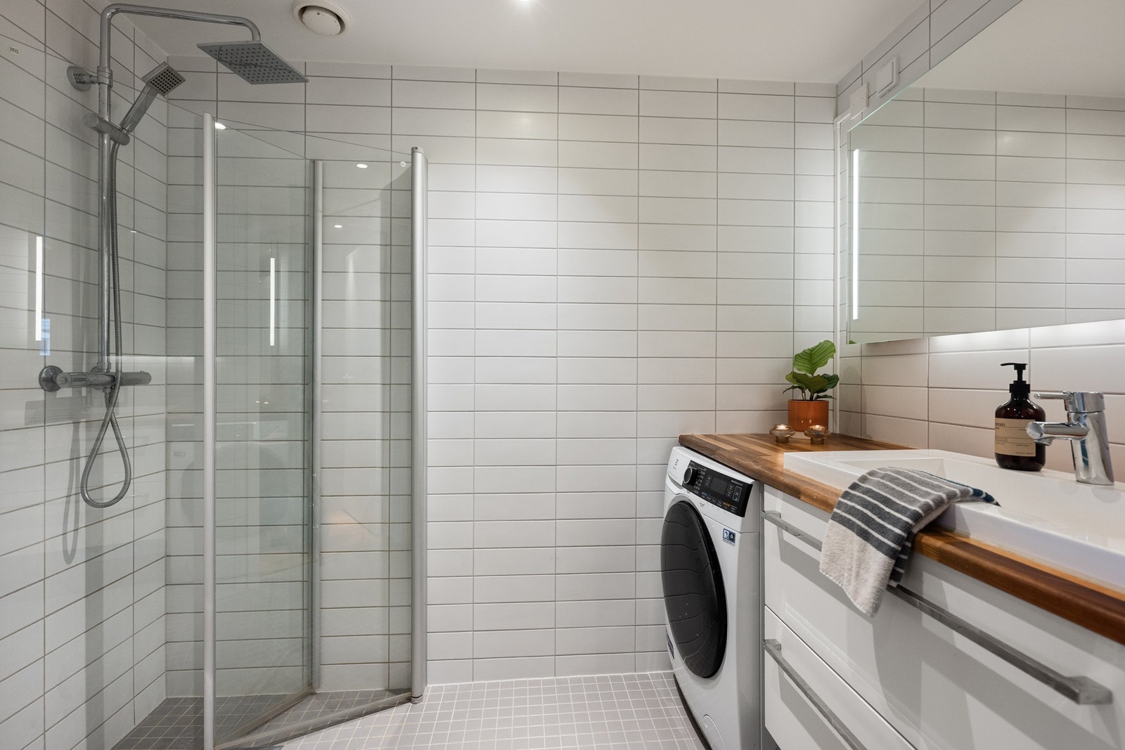 Flislagt bad med elektrisk gulvvarme og opplegg til vaskemaskin Galleribilde