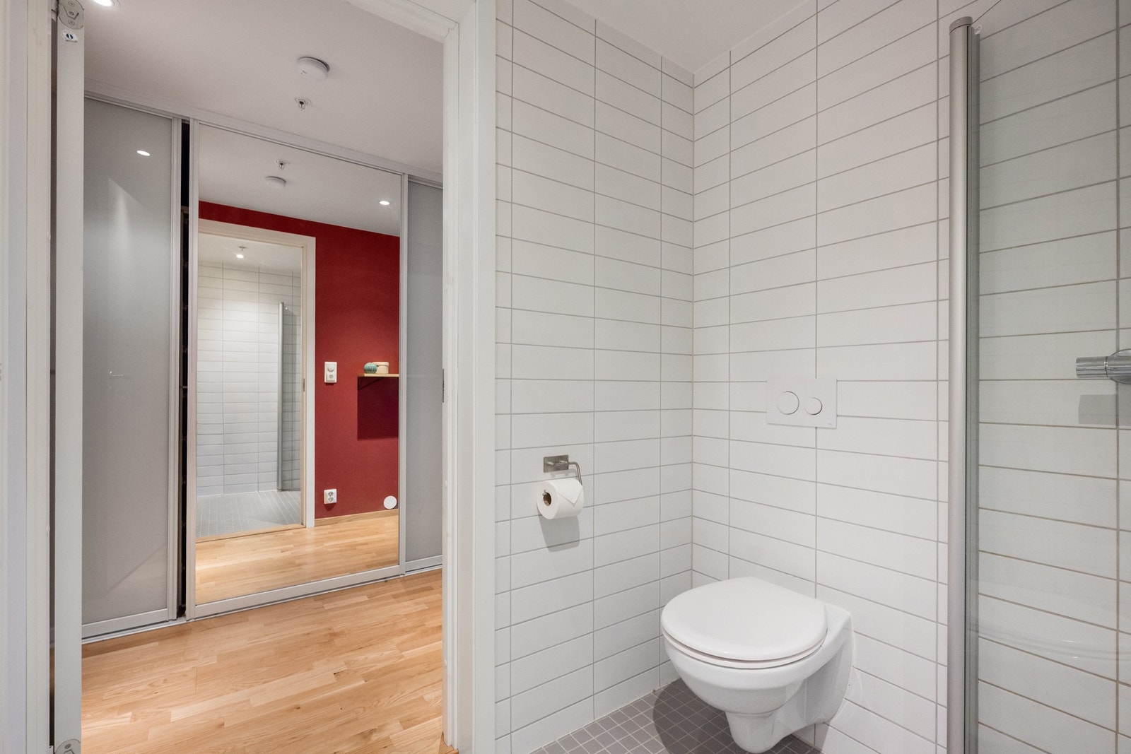 Baderom fra 2012 med hjørnedusj og vegghengt toalett Galleribilde