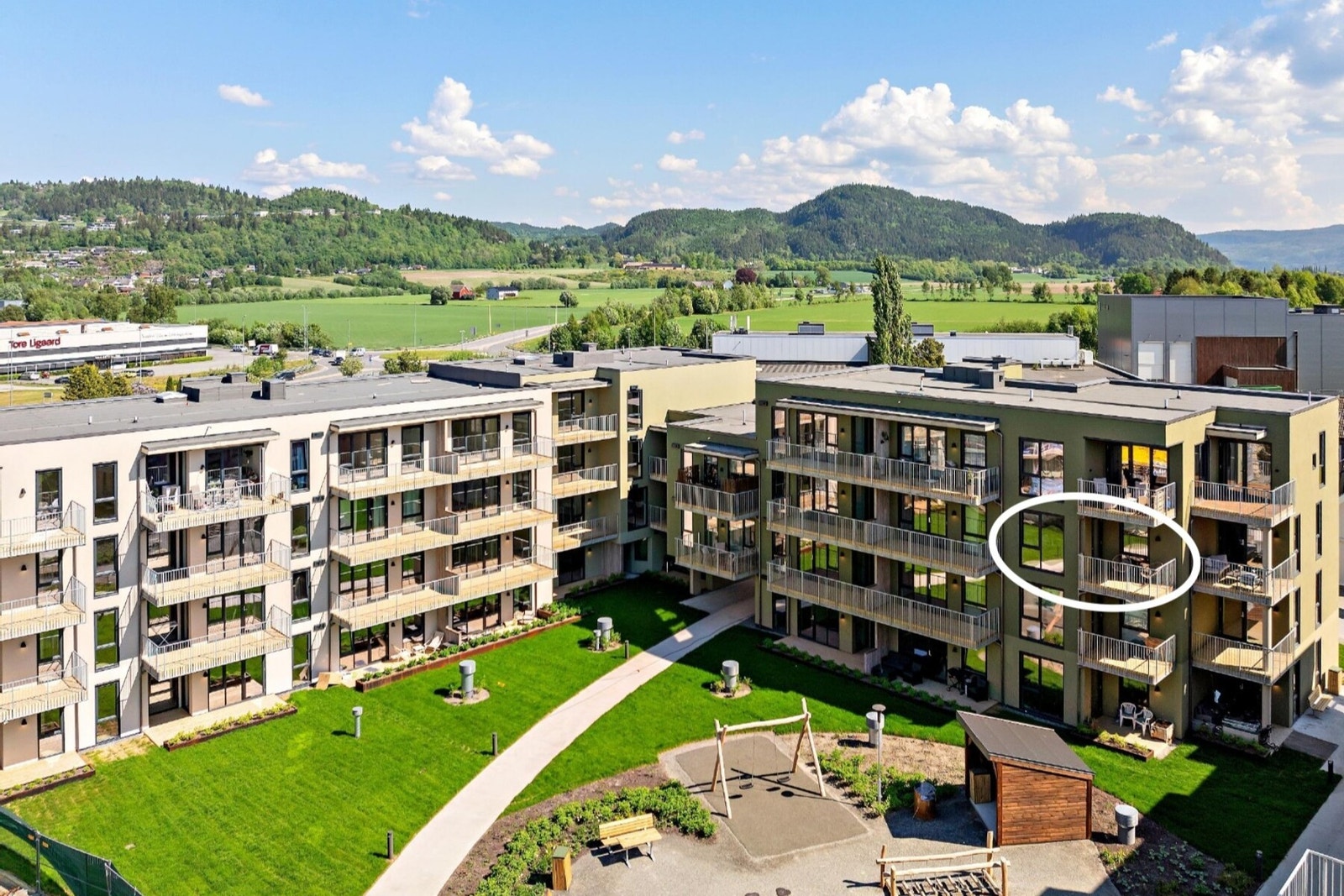 Leiligheten ligger i bygget som er betegnet som "E-blokka" i prosjektet Hangaren, og er utsolgt fra utbygger. Galleribilde